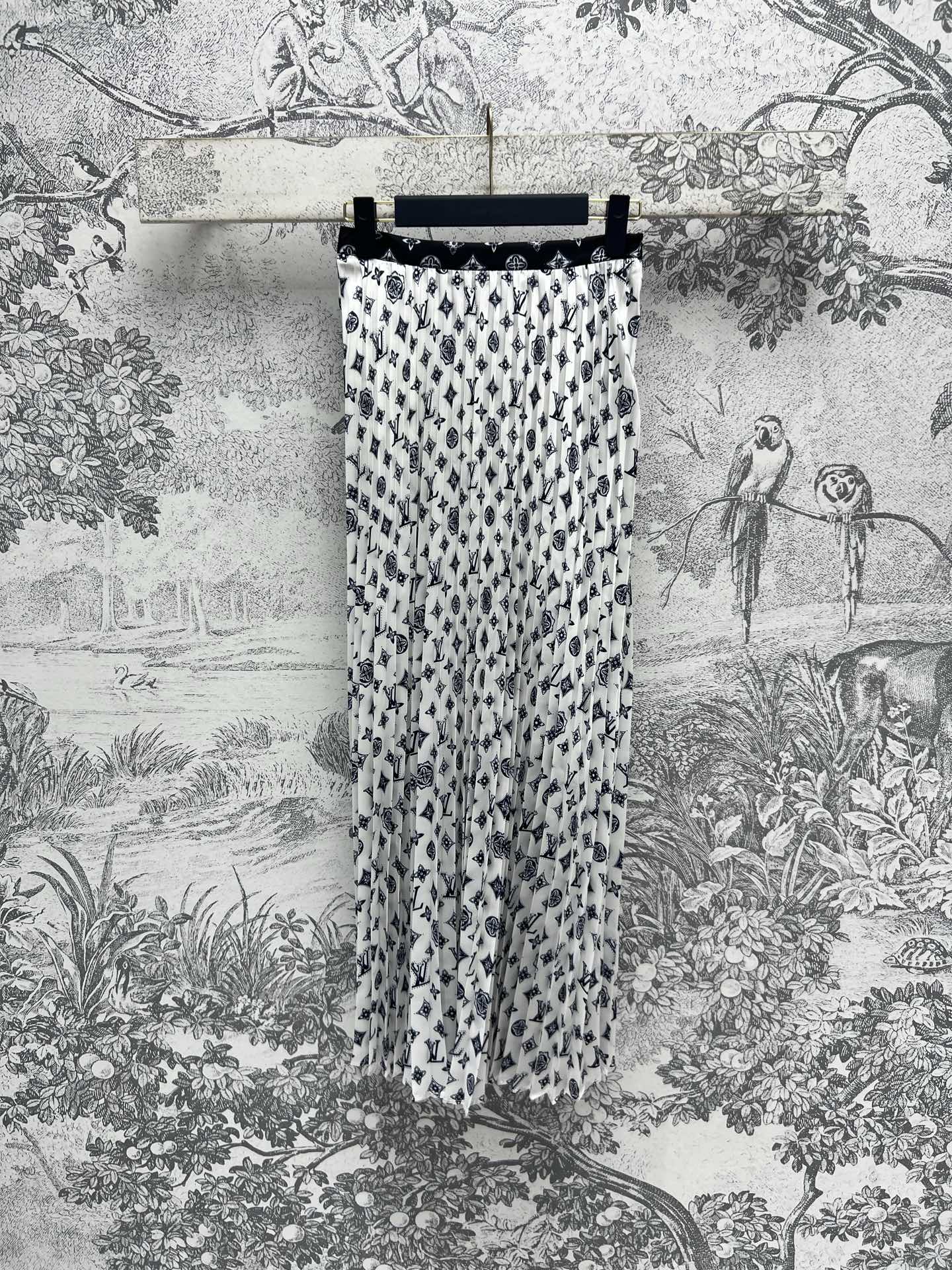 NO:315379,Home 25 early spring new style, presbyterian pleated skirt, high waist A-line large skirt, material to three meters, adorned with full 3D Monogram print, low-key and fashionable, don't miss those who love presbyterian pleated slanting, high temperature fixed pleated slanting, the upper body is three-dimensional and stylish and very long legs, one color three-code SML, skirts, alexander wang19860909家 25早春新款 老花百褶裙 高腰a字大裙摆 用料将达三米面料 饰以全幅3D Monogram印花 低调时髦 爱老花的一定不要错过 高温定型压褶摆边 上身立体有型而且很拉大长腿 一色三码 SML,,skirts,alexander wang,Women's clothing