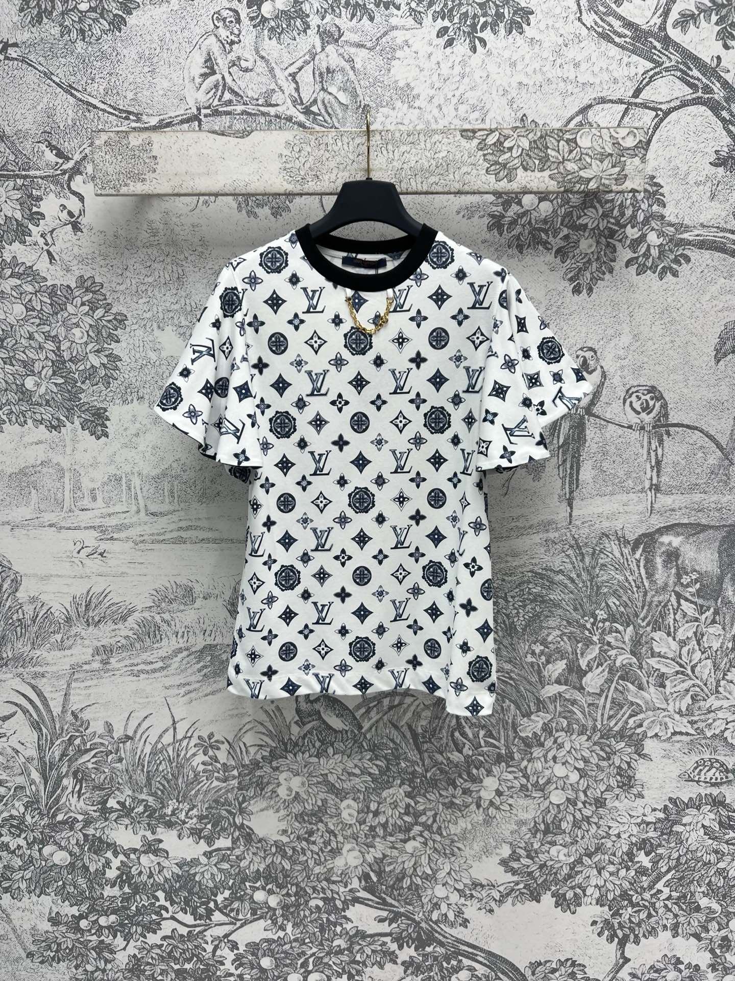 NO:315402,L Home 25 Early Spring New Ruffled Short-sleeved T-shirt Lace Design Decorated with full 3D Monogram Print Low-key and fashionable Don't miss those who love presbyopia. The upper body looks slim and temperament. One color three codes SML,,louis vuitton,T-shirt,tees,t-shirt,alexander wang19860909L家 25早春新款 荷叶边短袖T恤 花边设计 饰以全幅3D Monogram印花 低调时髦 爱老花的一定不要错过 上身显瘦又气质 一色三码 SML,,louis vuitton,T-shirt,tees，t-shirt,alexander wang,Women's clothing