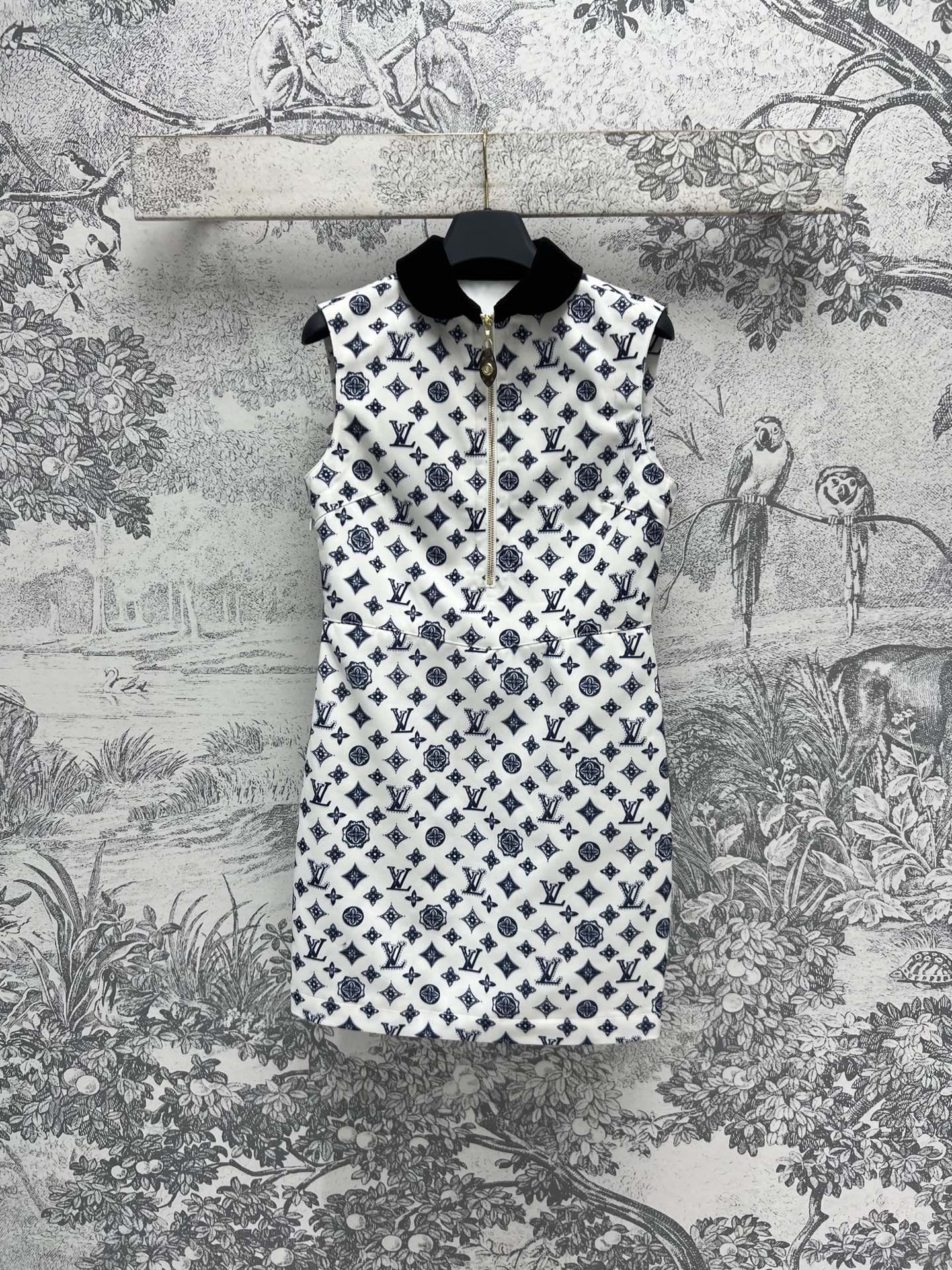 NO:315396,L Home 25 early spring new style, white background, blue logo full-print lapel sleeveless dress, decorated with full 3D Monogram print, low-key and fashionable, don't miss those who love presbyopia, velvet lapels modify the neck, three-dimensional waist-closing tailoring, easy to wear to create a golden proportion figure, highlighting a slim waist, immediately get temperament and femininity, one color three codes SML,,louis vuitton, skirts, gold, alexander wang19860909L家 25早春新款 白底蓝Logo满印翻领无袖连衣裙 饰以全幅3D Monogram印花 低调时髦 爱老花的一定不要错过 丝绒翻领修饰脖颈 立体收腰剪裁 轻松穿出黄金比例身材 凸显小蛮腰 立马get气质女人味 一色三码 SML,,louis vuitton,skirts,gold,alexander wang,Women's clothing