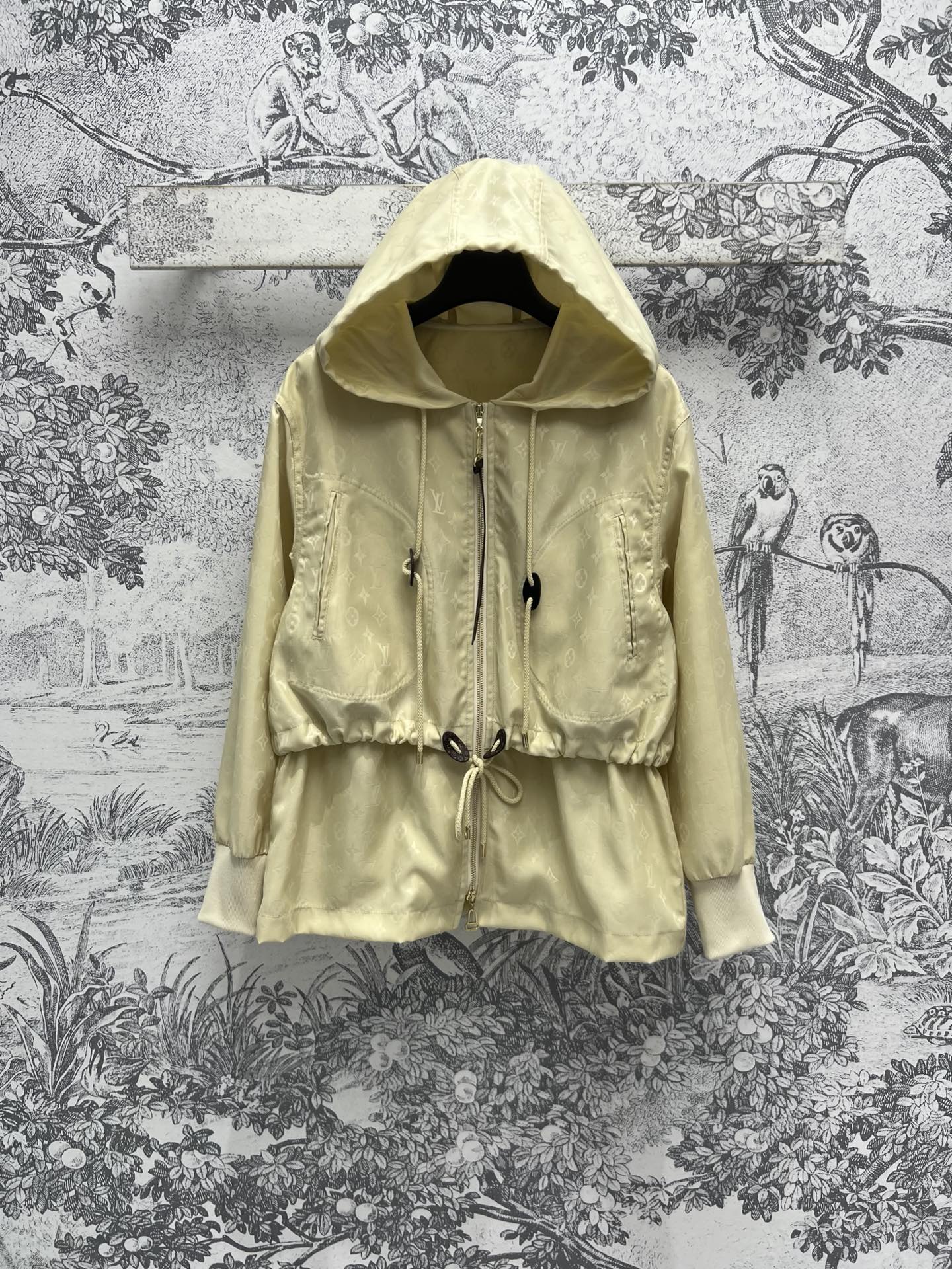 NO:315378,L Home 25 early spring new style, high-quality solid color nylon presbyterian hooded jacket, original custom fabric texture, work style, large pocket design waist-hugging lotus leaf sling, age-reducing girlish style, fashionable and handsome, sweet and salty, decorated with full 3D Monogram print, low-key and fashionable, don't miss those who love presbyopia, the classic style is versatile and not picky, the upper body is super handsome and cool, full of styling, the workmanship details are very good, two colors and three codes SML,,louis vuitton, jackets & coats,hats,alexander wang19860909L家 25早春新款 高级纯色尼龙老花连帽外套 原版定制面料质感超赞 工装风大口袋设计收腰荷叶摆 减龄少女风 时髦帅气可甜可盐 饰以全幅3D Monogram印花 低调时髦 爱老花的一定不要错过 经典版型百搭不挑人 上身超级帅气又很酷 造型感十足 做工细节都很赞 两色三码 SML,,louis vuitton,jackets & coats,hats,alexander wang,Women's clothing