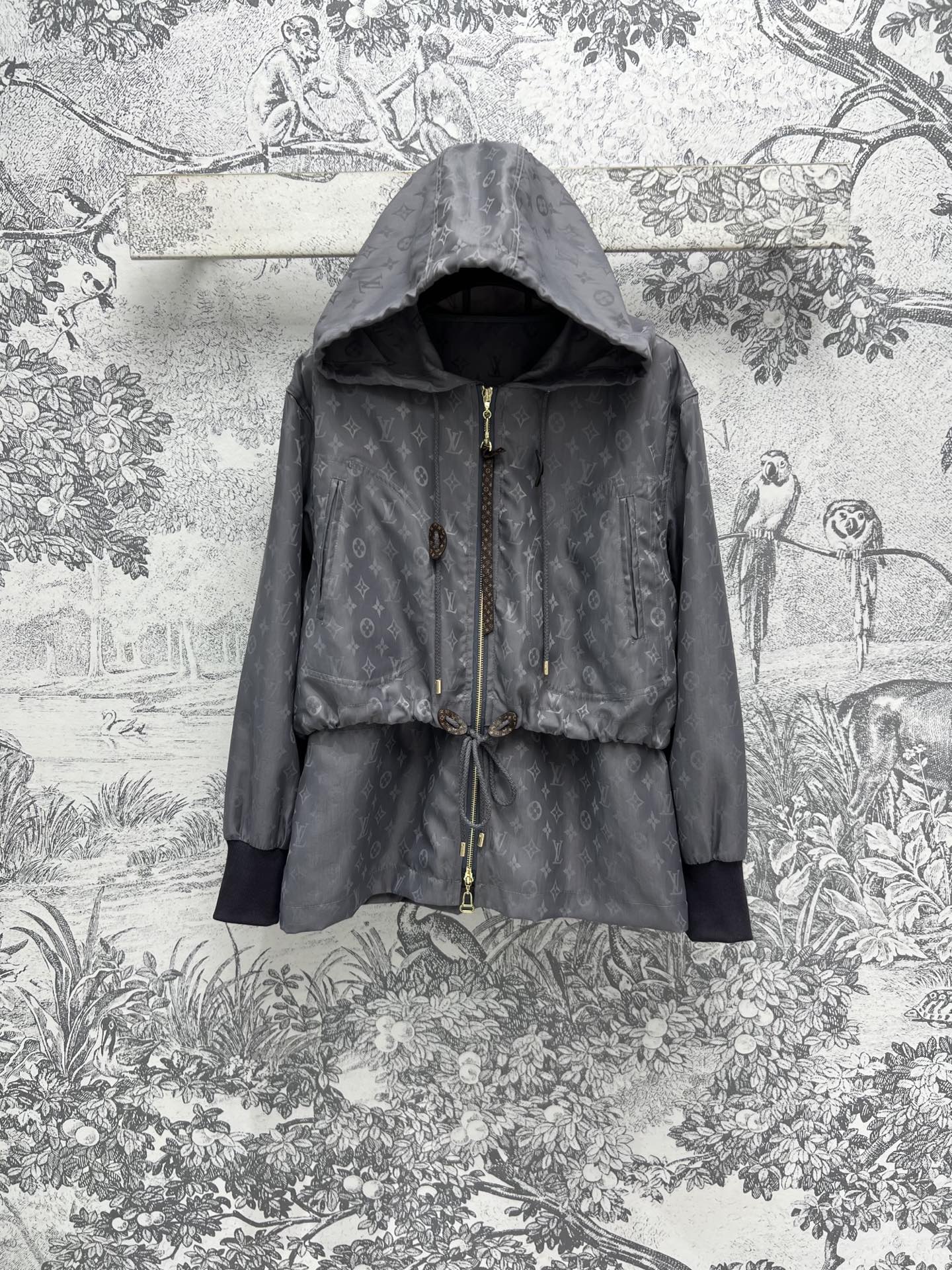 NO:315381,L Home 25 early spring new style, high-quality solid color nylon presbyterian hooded jacket, original custom fabric texture, work style, large pocket design waist-hugging lotus leaf sling, age-reducing girlish style, fashionable and handsome, sweet and salty, decorated with full 3D Monogram print, low-key and fashionable, don't miss those who love presbyopia, the classic style is versatile and not picky, the upper body is super handsome and cool, full of styling, the workmanship details are very good, two colors and three codes SML,,louis vuitton, jackets & coats,hats,alexander wang19860909L家 25早春新款 高级纯色尼龙老花连帽外套 原版定制面料质感超赞 工装风大口袋设计收腰荷叶摆 减龄少女风 时髦帅气可甜可盐 饰以全幅3D Monogram印花 低调时髦 爱老花的一定不要错过 经典版型百搭不挑人 上身超级帅气又很酷 造型感十足 做工细节都很赞 两色三码 SML,,louis vuitton,jackets & coats,hats,alexander wang,Women's clothing