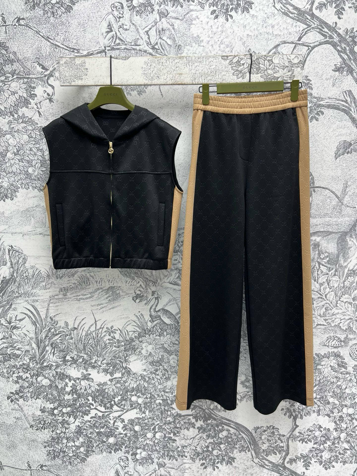 NO:315962,G Home 25 Early Spring New Style Contrast Double G Casual Set Hooded Sweatshirt Jacket   High Waisted Casual Pants Customized Double G Jacquard Fabric Double G Contrast Webbing Splicing Round Set of upper body makes it look slim and versatile and comfortable, simple and fashionable, you can do everyday exercise Two colors and three codes SML, gucci, hoodie, sweatshirts, jackets & coats, hats, alexander wang19860909G家 25早春新款 撞色双G休闲套装 连帽卫衣外套 高腰休闲裤 定制的双G提花面料 双侧撞色织带拼接 圆一套上身显瘦百搭又舒适 简约不失时髦感 日常运动都可 两色三码 SML,,gucci,hoodie,sweatshirts,jackets & coats,hats,alexander wang,Women's clothing