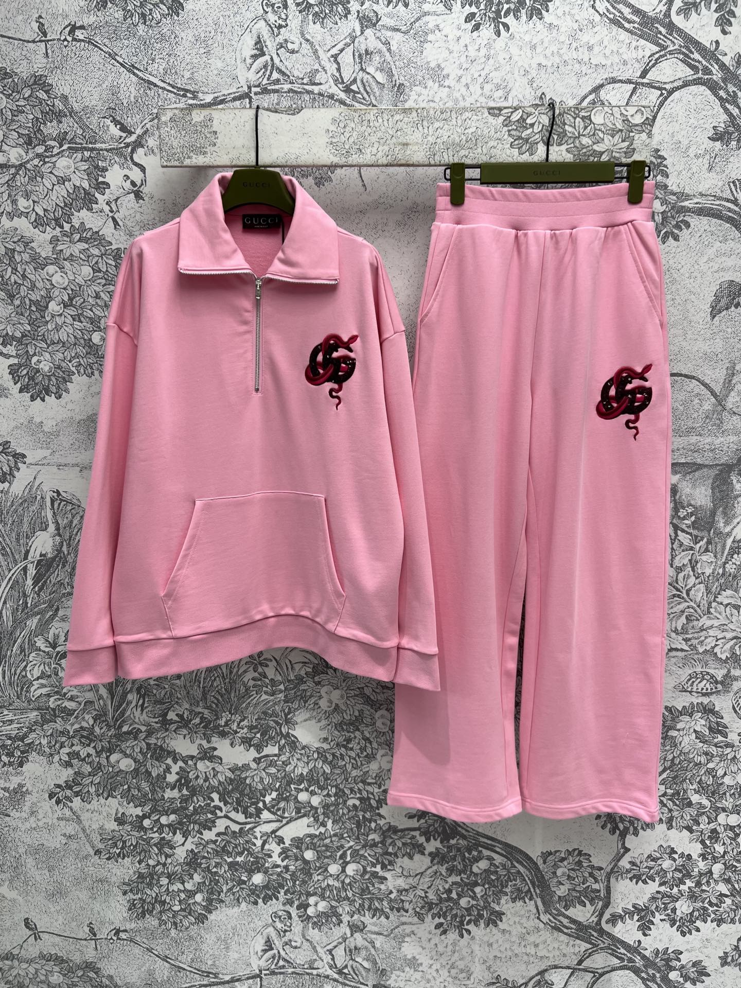 NO:315968,G Home 25 Early Spring New Double G Serpentine Embroidery Casual Set Super Whitening Colors Age-reducing Girl Style Serpentine Embroidery Logo Super Eye-catching Daily Casual High Street Products Stand Collar Loose Jacket Matched with Casual Pants A handsome and cool set of fabric texture Super versatile and not picky for people One color Three SML Tops Pants 240, gucci, jackets & coats, alexander wang19860909G家 25早春新款 双G蛇形刺绣休闲套装 超级显白的颜色 减龄少女风 胸口蛇形刺绣logo超吸睛 日常休闲的高街单品 立领宽松外套 搭配休闲裤 一套上帅气又拉风 面料质感超赞 版型百搭不挑人 一色三码 SML 上衣 裤子240,,gucci,jackets & coats,alexander wang,Women's clothing