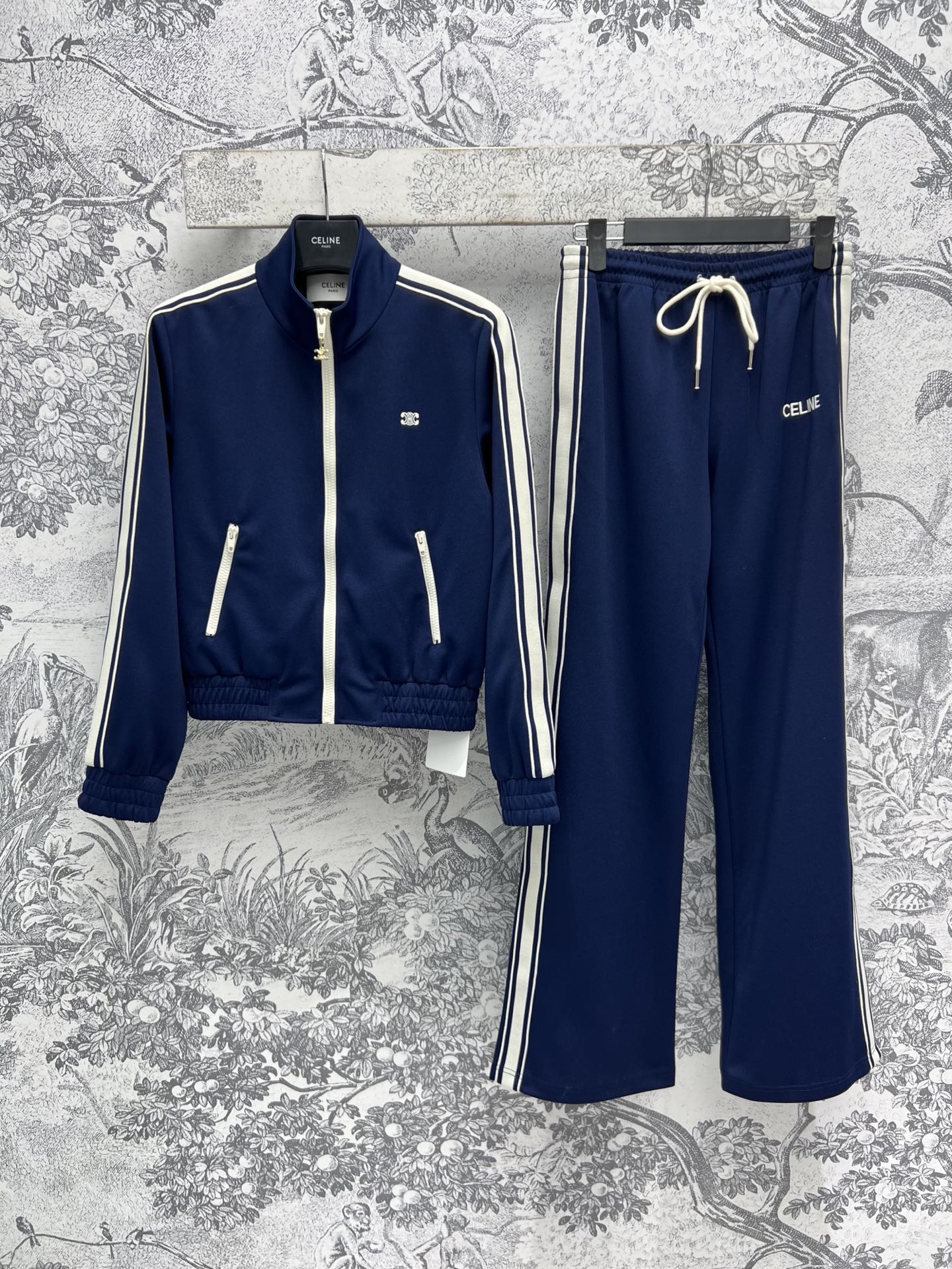 NO:315974,CE 25 early spring new style contrasting webbing splicing casual set, daily sports and leisure set, stand-up collar zipper jacket with elastic casual pants, a set of top body comfortable and versatile, simple and fashionable, contrasting webbing splicing, Arc de Triomphe print pattern on the chest, the fabric is also very thin, a must for lazy people, one color three-code SML tops and pants,, jackets & coats, alexander wang19860909CE 25早春新款 撞色织带拼接休闲套装 日常运动休闲套装 立领拉链外套搭配松紧休闲裤 一套上身舒适百搭又简约时尚 撞色织带拼接 胸前也有凯旋门印花图案 面料也是很轻薄 懒人必备呀 一色三码 SML 上衣裤子,,jackets & coats,alexander wang,Women's clothing