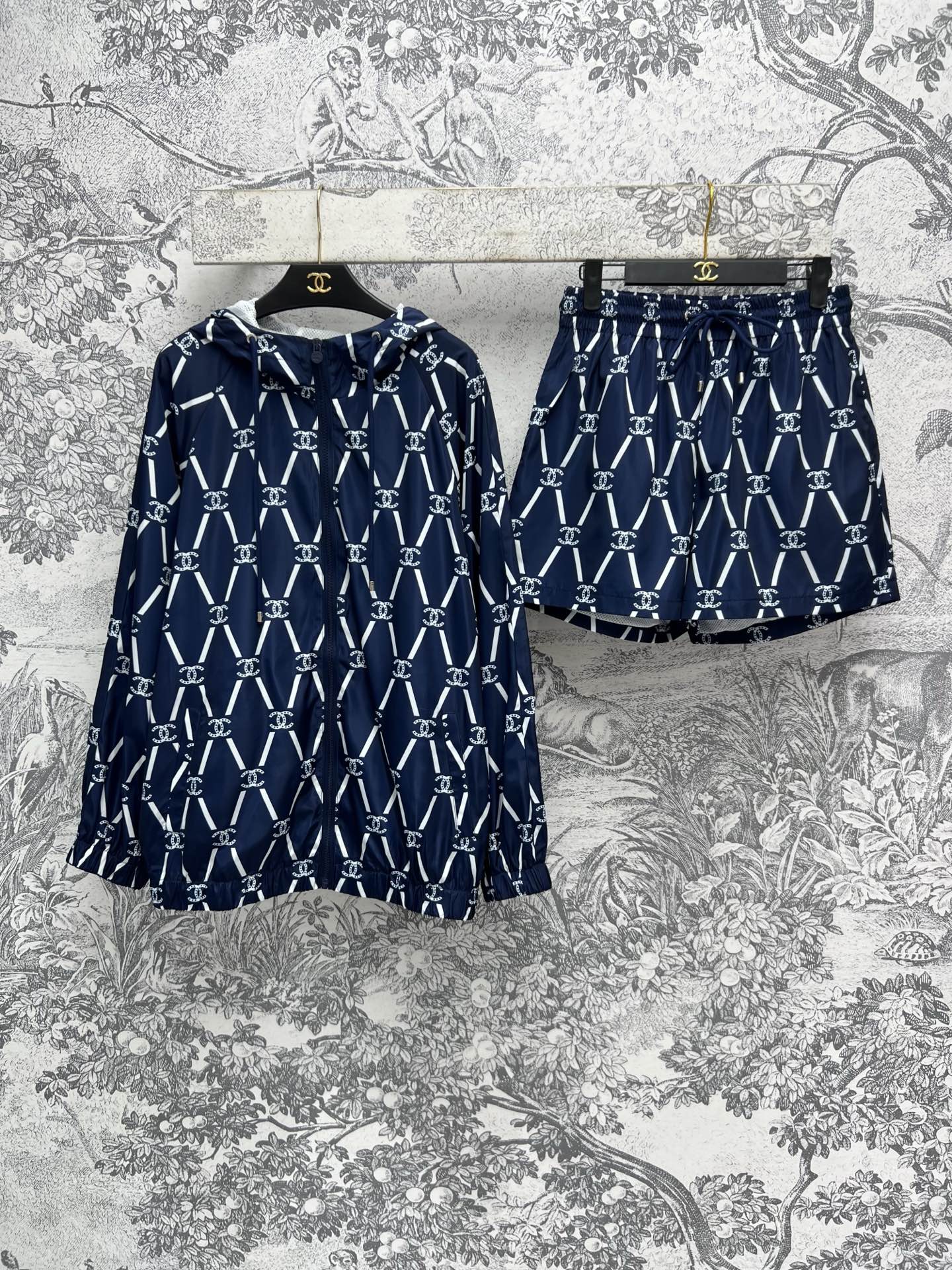 NO:315980,Xiaoxiangfeng 25 early spring new style Xiaoxiangfeng logo print casual suit Hooded jacket with shorts A set of top body casual and comfortable daily sports and leisure is OK The whole set of solid color logo prints age-reducing and sweet girl One set for sale Two colors and three codes SML, shorts, jackets & coats, hats, alexander wang19860909小香风 25早春新款 小香风logo印花休闲套装 连帽外套搭配小短裤 一套上身休闲又舒适 日常运动休闲都可以 整套纯色logo印花 减龄又甜美少女 一套出售 两色三码 SML,,shorts,jackets & coats,hats,alexander wang,Women's clothing