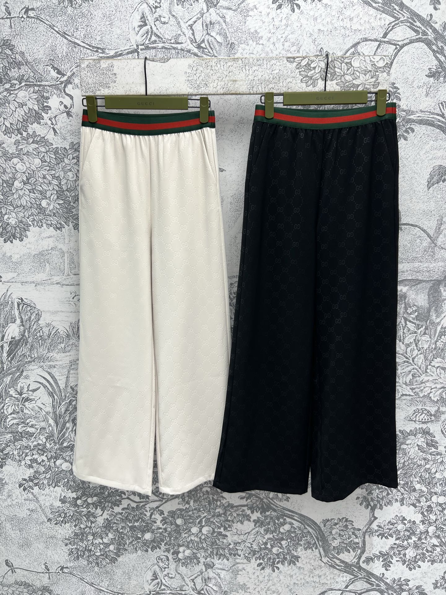 NO:315986,G Home 25 Early Spring New GG Printed Webbing Elastic Waist Casual Pants Elastic Waist Design The upper body is versatile and not picky. Loose straight casual pants Excellent comfort. Full barrage double GG printed details. The upper body is versatile and high-end. Don’t miss it if you like presbyopia. It is very durable and practical. Two colors and three codes. SML, gucci, alexander wang19860909G家 25早春新款 GG印花织带松紧腰休闲裤 松紧腰身设计 上身百搭不挑人 宽松直筒休闲裤 舒适感极好 满弹幕双GG印花细节 上身百搭又高级 喜欢老花的一定不要错过 非常的耐看实穿 两色三码 SML,,gucci,alexander wang,Women's clothing