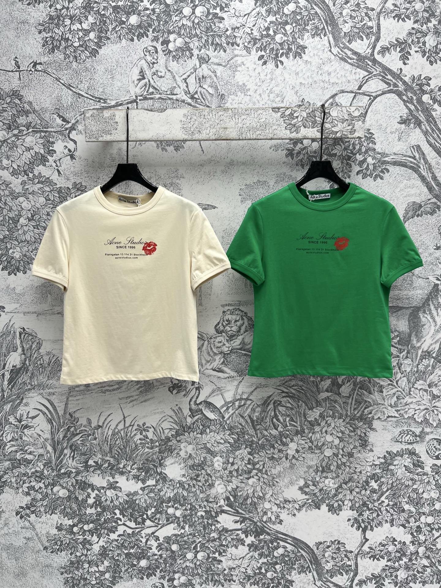 NO:315989,25 early spring new style, letter printed short-sleeved T-shirt, simple and clean, big brands exquisite, absolutely essential basic items in summer, smooth texture, skin-friendly, craftsmanship, just right width, excellent ability to hide flesh, any figure can be easily controlled Two colors and three codes SML, T-shirt,tees, t-shirt,alexander wang1986090925早春新款 字母印花短袖T恤 简约干净 大牌精致 绝对是夏季必备的基础单品 质感爽滑亲肤 工艺版型恰到好处的宽裕度有着出色的藏肉能力 任何身材都能好驾驭 两色三码 SML,,T-shirt,tees，t-shirt,alexander wang,Women's clothing