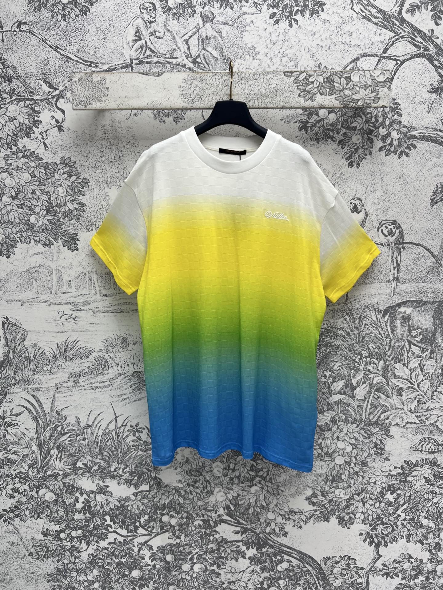 NO:315972,L Home 25 Early Spring New Gradient Position Print Loose Short-Sleeved T-shirt Short-Sleeved H Loose Style The upper body hides the flesh and makes you look slim. The short-sleeved design can also cover the flesh of the arms. Five-color gradient pattern interprets the elegant style. One color and three codes SML,,louis vuitton, T-shirt,tees, t-shirt,alexander wang19860909L家 25早春新款 渐变定位印花宽松短袖T恤 短袖H宽松版型 上身藏肉显瘦 短袖的设计也能遮挡手臂肉肉 五色渐变图案 演绎出优雅气质的风格 一色三码 SML,,louis vuitton,T-shirt,tees，t-shirt,alexander wang,Women's clothing