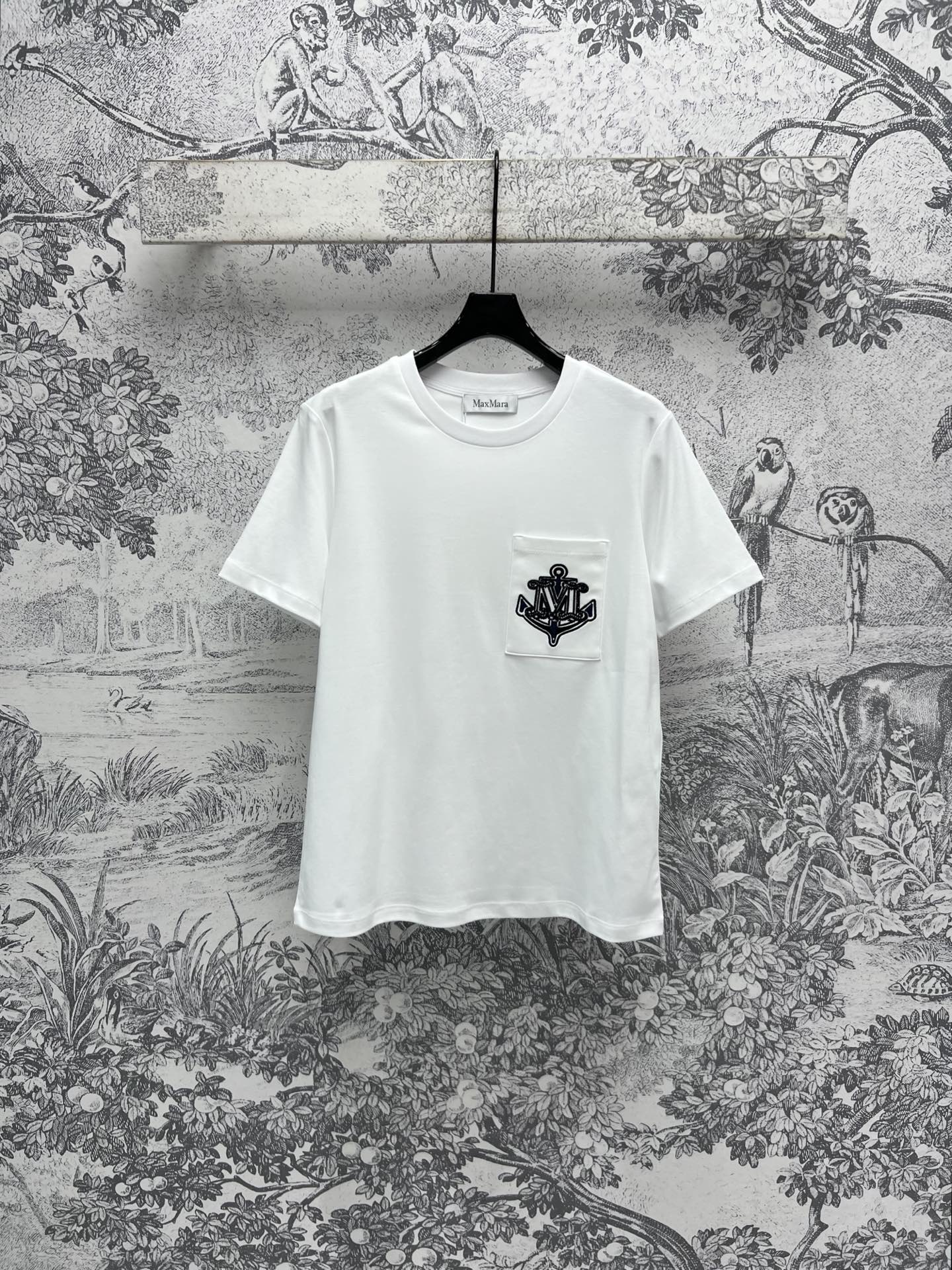 NO:315984,Max 25 early spring new style embroidered logo logo short-sleeved T-shirt, simple and without lacking highlights, very versatile, chest pocket embroidered logo logo pattern decoration, fashionable and eye-catching, essential items for daily wear, a loose silhouette that is easy to control, not picky about the figure, strong inclusiveness, one color and three codes SML,, T-shirt,tees, t-shirt,alexander wang19860909Max 25早春新款 刺绣logo徽标短袖T恤 简洁又不缺少亮点 十分百搭 胸前口袋刺绣logo徽标图案装饰 时髦感又吸睛 日常穿搭必备单品 是很好驾驭的宽松廓形 不挑身材 包容性强 一色三码 SML,,T-shirt,tees，t-shirt,alexander wang,Women's clothing