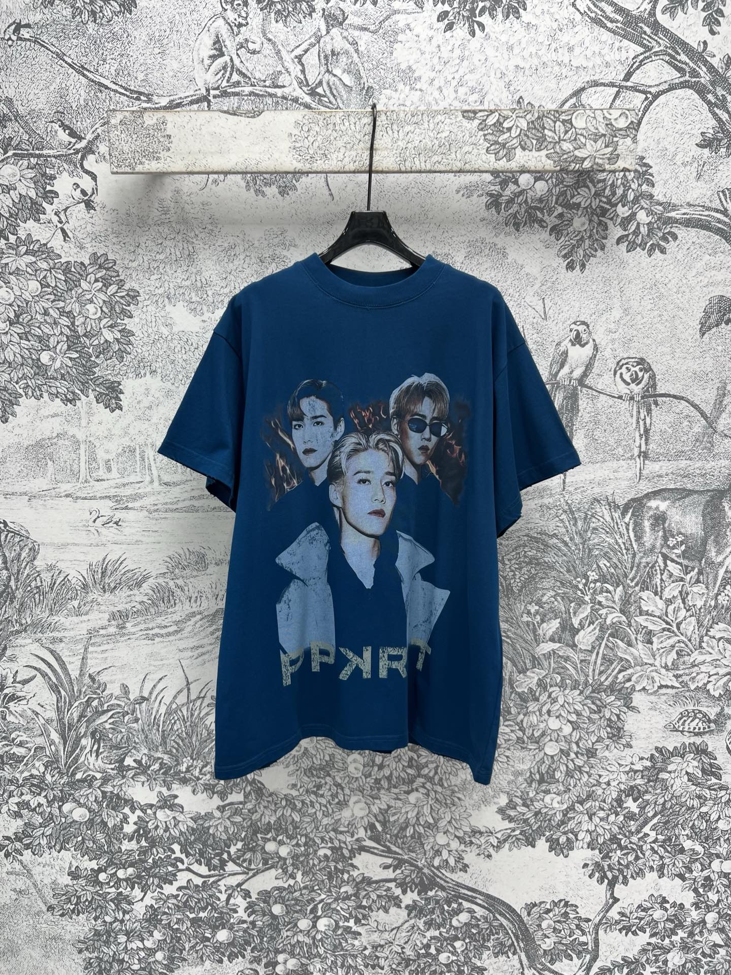 NO:315990,25 early spring new style portrait letter printing loose short-sleeved T-shirt very textured short-sleeved Tee. A must-have for people to recommend. This year's style is very casual and simple. Retro portrait printing is matched with small embroidered letters oversize loose style. It can be easily controlled by both men and women. It is very fashionable to match it casually. Three codes. SML, versace, T-shirt,tees, t-shirt,alexander wang1986090925早春新款 人像字母印花宽松短袖T恤 非常有质感的短袖Tee 人手推荐必备 今年风格很休闲简约 复古人像印花搭配小刺绣字母 oversize宽松版型 男女都可以轻松驾驭 随意搭配都很时髦 一色三码 SML,,versace,T-shirt,tees，t-shirt,alexander wang,Women's clothing