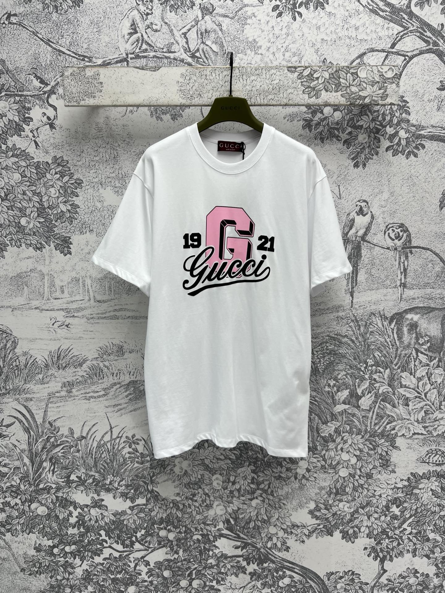 NO:315967,G Home 25 early spring new model digital printed logo pattern short-sleeved T-shirt daily wear items Classic loose short-sleeved style versatile upper body and not picky. The most classic digital printing is simple and classic. One color and three codes SML, gucci, T-shirt, tees, t-shirt, alexander wang19860909G家 25早春新款 数字印花logo图案短袖T恤 日常穿搭小单品 经典宽松短袖版型 上身百搭不挑人 采用最经典的数字印花 简约设计又经典 一色三码 SML,,gucci,T-shirt,tees，t-shirt,alexander wang,Women's clothing