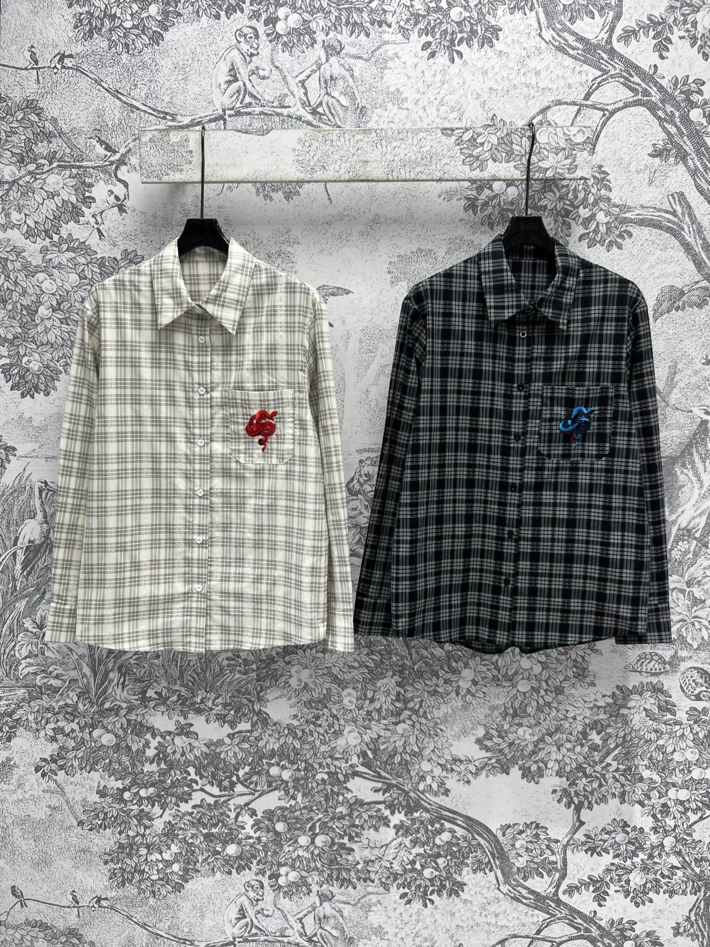 NO:315973,G Home 25 early spring new style embroidered snake logo plaid lapel shirt The embroidered logo badge is particularly good looking classic plaid that never gets tired of wearing YB is a men's style. In fact, girls look better. Lazy and casual BF style. You can also be worn as sunscreen. Fixed fabrics and buttons. Full body plaid tailoring. Details online. Two colors and three codes. SML,,gucci,shirts,alexander wang.19860909G家 25早春新款 刺绣蛇形logo格子翻领衬衫 刺绣logo的徽章特别好看 好穿不厌的经典格子 YB是男款 其实女孩子穿更好看 慵懒随意BF风 也可以当防晒衣穿 定织的面料和扣子 全身对格剪裁 细节感在线 两色三码 SML,,gucci,shirts,alexander wang,Women's clothing