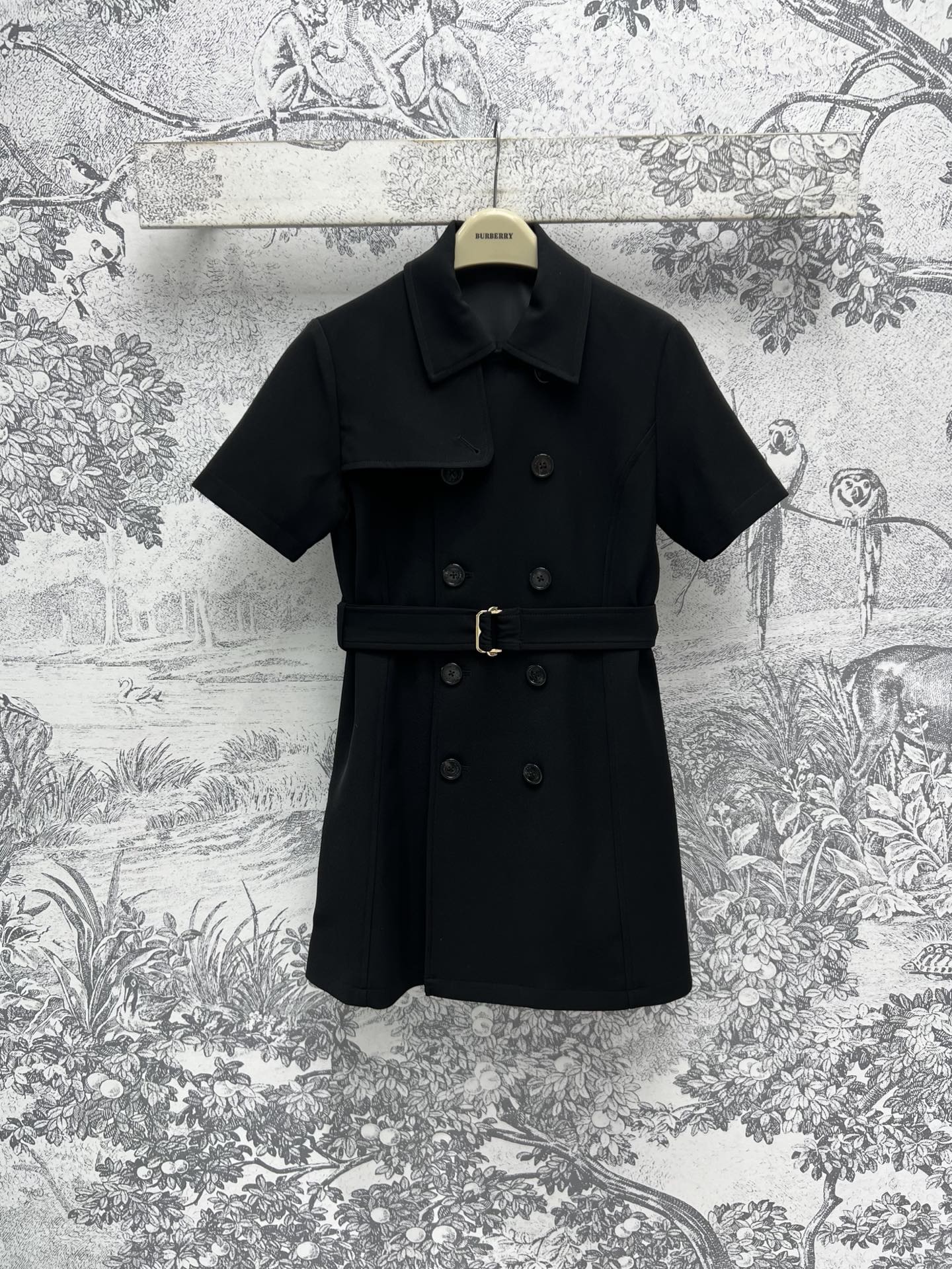 NO:315991,B home 25 early spring new style, lapel double-row trench coat short-sleeved dress, dignified and generous, lapel short-sleeved dress is really beautiful, customized button design of the letter logo of the mold opening brand, eye-catching and eye-catching one second, versatile and fashionable and high-end, full of age-reducing girlishness, can be used in important occasions, highly recommended temperament items, one color, three codes, SML, skirts, T-shirt, alexander wang19860909B家 25早春新款 翻领双排口风衣短袖连衣裙 端庄大方得体 翻领短袖连衣裙真的太好看了吧 定制开模品牌字母logo的纽扣设计 一秒的吸睛抢镜 上身百搭时髦又高级 满满的减龄少女感 重要场合也能驾驭 强烈推荐气质单品 一色三码 SML,,skirts,T-shirt,alexander wang,Women's clothing