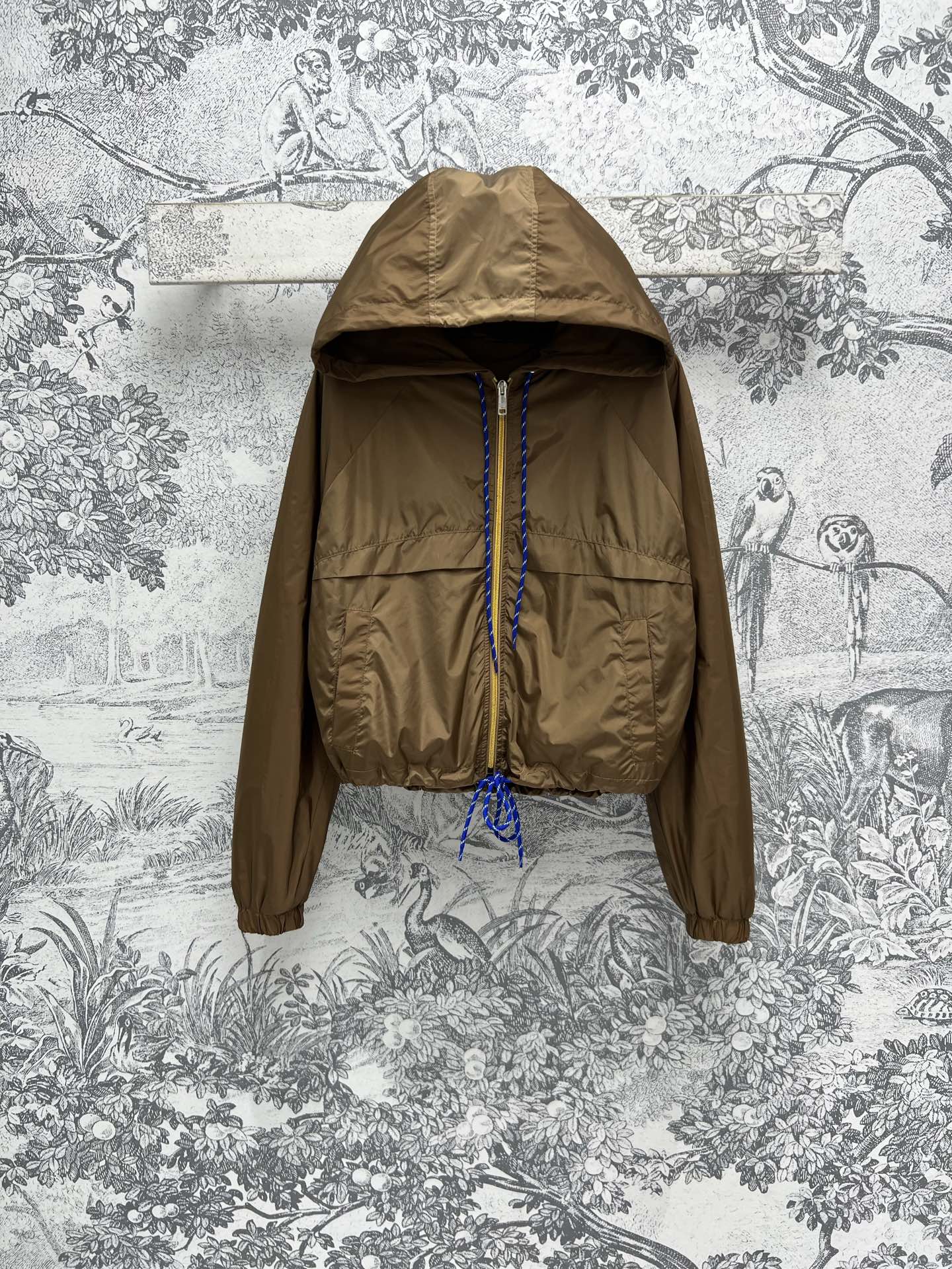 NO:315988,PD Home 25 Early Spring New Style Highly Popular Nylon Jackets Cool and Smooth Girls Must Have Hooded Shoulder Jackets Small and Loose Styles with Versatile and Not Picky People Simple and Classic Used nylon fabric One color and three sizes SML, Dior, Jackets & Coats, Hats, Alexander Wang19860909PD家 25早春新款 高人气尼龙外套 酷飒女孩必备 连帽落肩外套 小宽松的版型上身百搭不挑人 简约不失经典 采用尼龙面料 一色三码 SML,,dior,jackets & coats,hats,alexander wang,Women's clothing