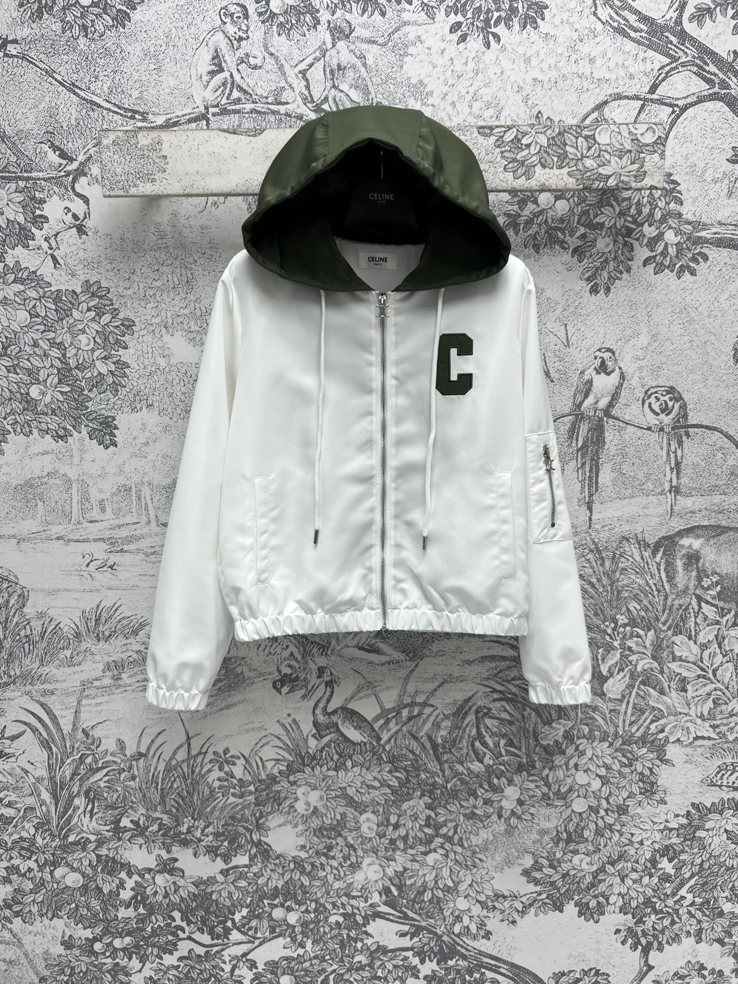 NO:315985,CE Home 25 Early Spring New Style Contrast Color Hooded Zipper Jacket Hooded Jacket Style Contrast Color Hooded Design Chest Letter Embroidery Embellished Left Sleeve Zipper Pocket Design The upper body is handsome and the shape is also fashionable. Full of details. One color and three codes SML,, jackets & coats, jackets & coats,hats,alexander wang19860909CE家 25早春新款 撞色连帽拉链外套 连帽夹克外套版型 撞色连帽设计 胸口字母刺绣点缀 左衣袖拉链口袋设计 上身帅气感满满 造型感也很时髦 细节感十足 一色三码 SML,,jackets & coats,jackets & coats,hats,alexander wang,Women's clothing