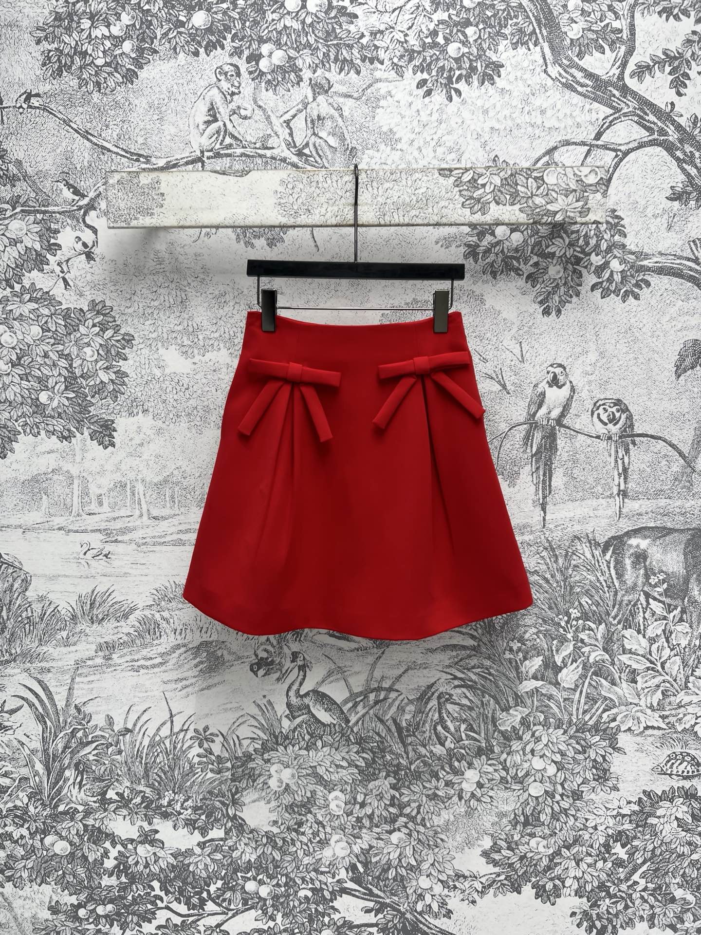 NO:315979,V Home 25 early spring new style, high-waist bow-red short skirt, recommended daily matching short skirt, high-waist A-line short skirt, waist bow decoration, positioned crease, super stretched long legs proportions, color is also super high-end big red, one color three-digit SM, skirts, alexander wang19860909V家 25早春新款 高腰蝴蝶结红色短裙 日常推荐搭配短裙 高腰A字短裙摆 腰间蝴蝶结装饰 定位的压褶边 上身超拉大长腿比例 颜色也是超高级的大红色 一色三码 SM,,skirts,alexander wang,Women's clothing