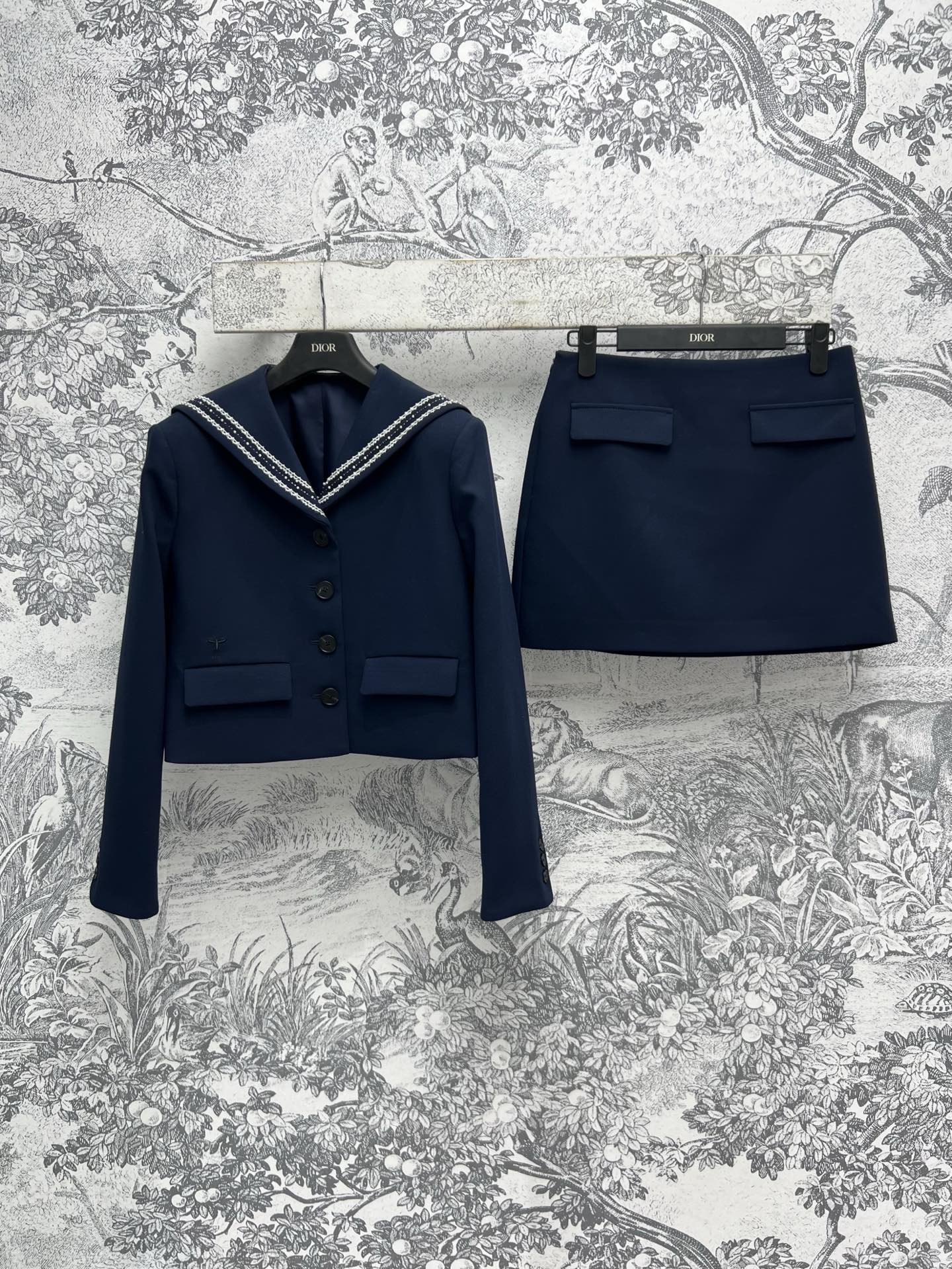 NO:316505,D Home 25 Early Spring New Navy Blue Exquisite Set Navy Neck Shawl Short Jacket   High Waist Short Skirt Shawls Single Breaked Short Jacket Upper Girly and Sweet Temperature Customized Hardware Button One Color Three Size SML, Dior, Skirts, Jackets & Coats, Shawls, Alexander Wang19860909D家 25早春新款 藏蓝色精致套装 海军领披肩短款外套 高腰短裙 披肩单排扣短款外套 上身少女又气质甜美 开模定制的五金纽扣 一色三码 SML,,dior,skirts,jackets & coats,shawls,alexander wang,Women's clothing