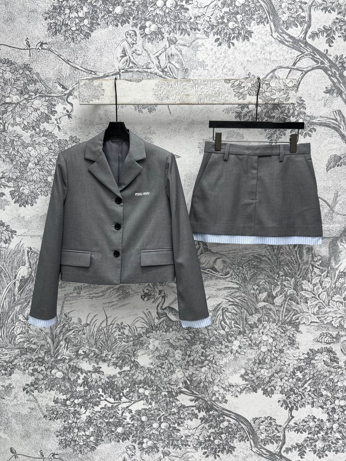 NO:316511,Miu 25 early spring new model, fake two-piece suit, short blazer   skirt, simple and versatile gray, chest positioning letter logo embroidery, simple and big brand, striped fake two-piece design, weakening the toughness of the suit, adding a touch of trend, cool and sassy, ​​commuting exterior, one color and three-code SML,,miumiu, skirts, jackets & coats, business suit, alexander wang19860909Miu 25早春新款 假两件西装套装 短款西装外套  半身裙 简约百搭的灰色 系 胸口定位的字母logo刺绣 简约又大牌 条纹假两件设计 弱化西装硬朗感 更添一丝潮流 酷飒兼备 通勤外搭绝绝子一色三码 SML,,miumiu,skirts,jackets & coats,business suit,alexander wang,Women's clothing