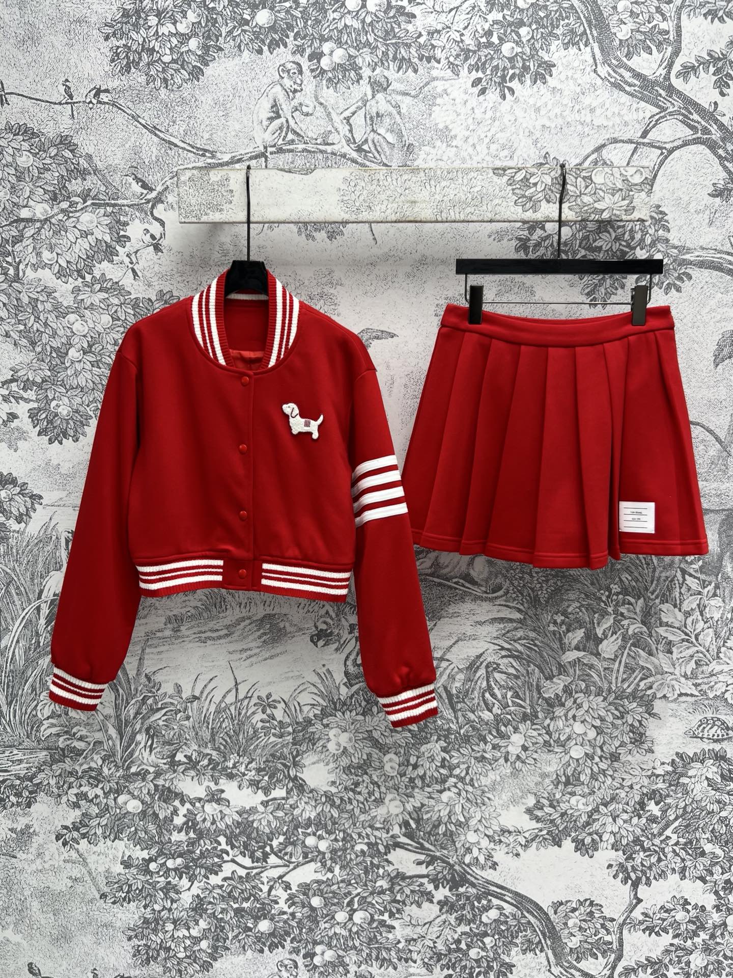NO:316517,TB Home 25 Early Spring New Red Academy Style Set Stand-collar Baseball Jacket   Pleated Short Skirt Da Love TB's Classic Bar Element Full of Retro Literary Fashionable The upper body reduces age and is handsome. The classic style of the upper body makes it look slim. Customized fabrics One color and three sizes SML, skirts, jackets & coats, alexander wang19860909TB家 25早春新款 红色学院风套装 立领棒球外套 百褶短裙 大爱TB的经典杠条元素 满满复古文艺时髦感 上身减龄又帅气 经典的版型上身巨显瘦 定制的面料 一色三码 SML,,skirts,jackets & coats,alexander wang,Women's clothing