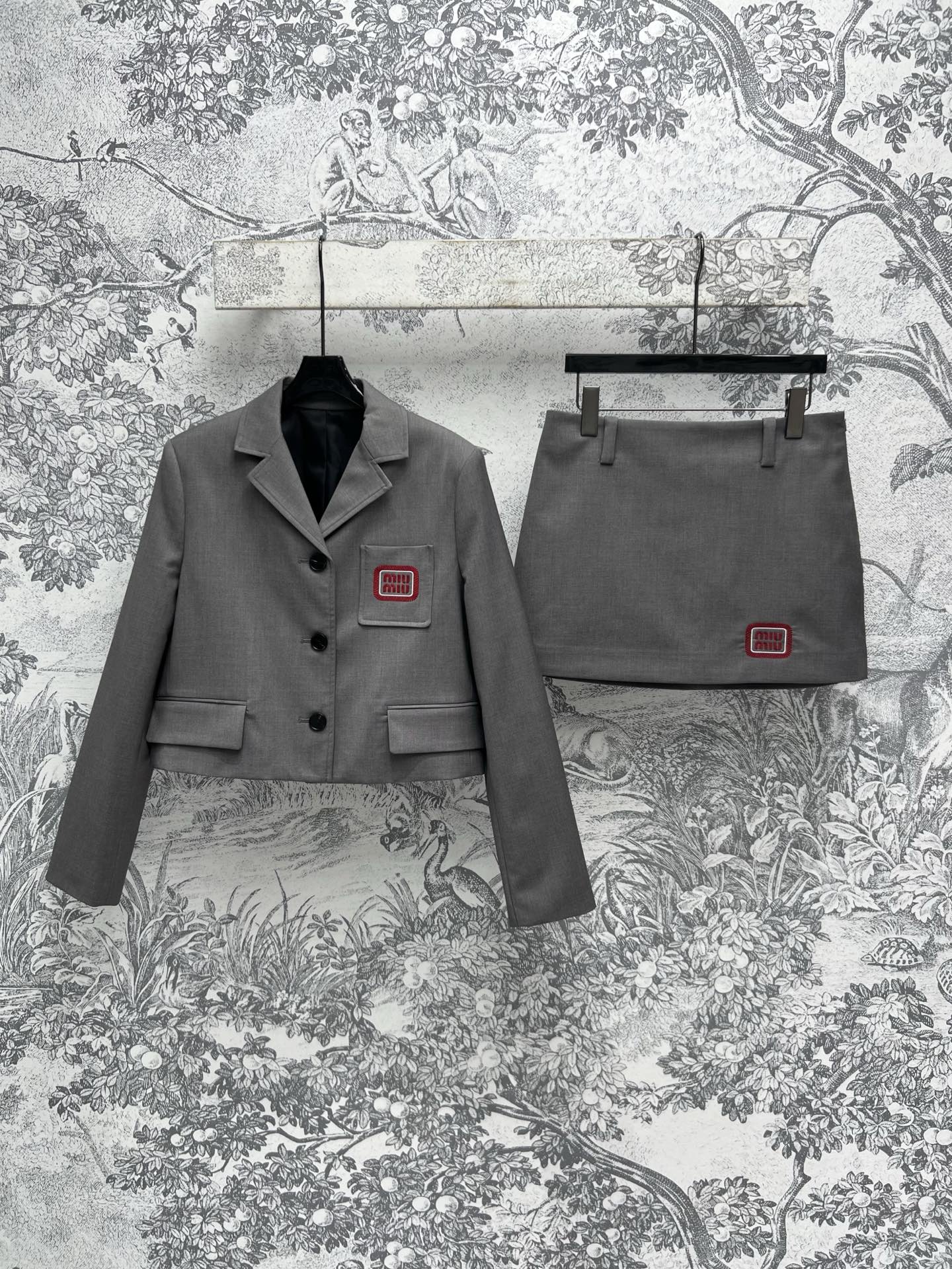 NO:316523,Top Skirt 220Miu 25 early spring new style embroidered logo suit series Short suit jacket   short skirt   suit pants Daily commuting suit matching Temperament lapel slim suit A series of elegant and neat and capable top body Thin fabrics A series that is practical and outdated in all seasons One color three codes SML,,miumiu, skirts, jackets & coats, business suit, alexander wang19860909上衣 半裙220Miu 25早春新款 刺绣徽标西装系列 短款西装外套 短裙 西装裤 日常通勤的套装搭配 气质翻领修身西服 一系列搭配上身优雅又利落干练 薄款的面料 四季都实穿又不过时的系列 一色三码 SML,,miumiu,skirts,jackets & coats,business suit,alexander wang,Women's clothing