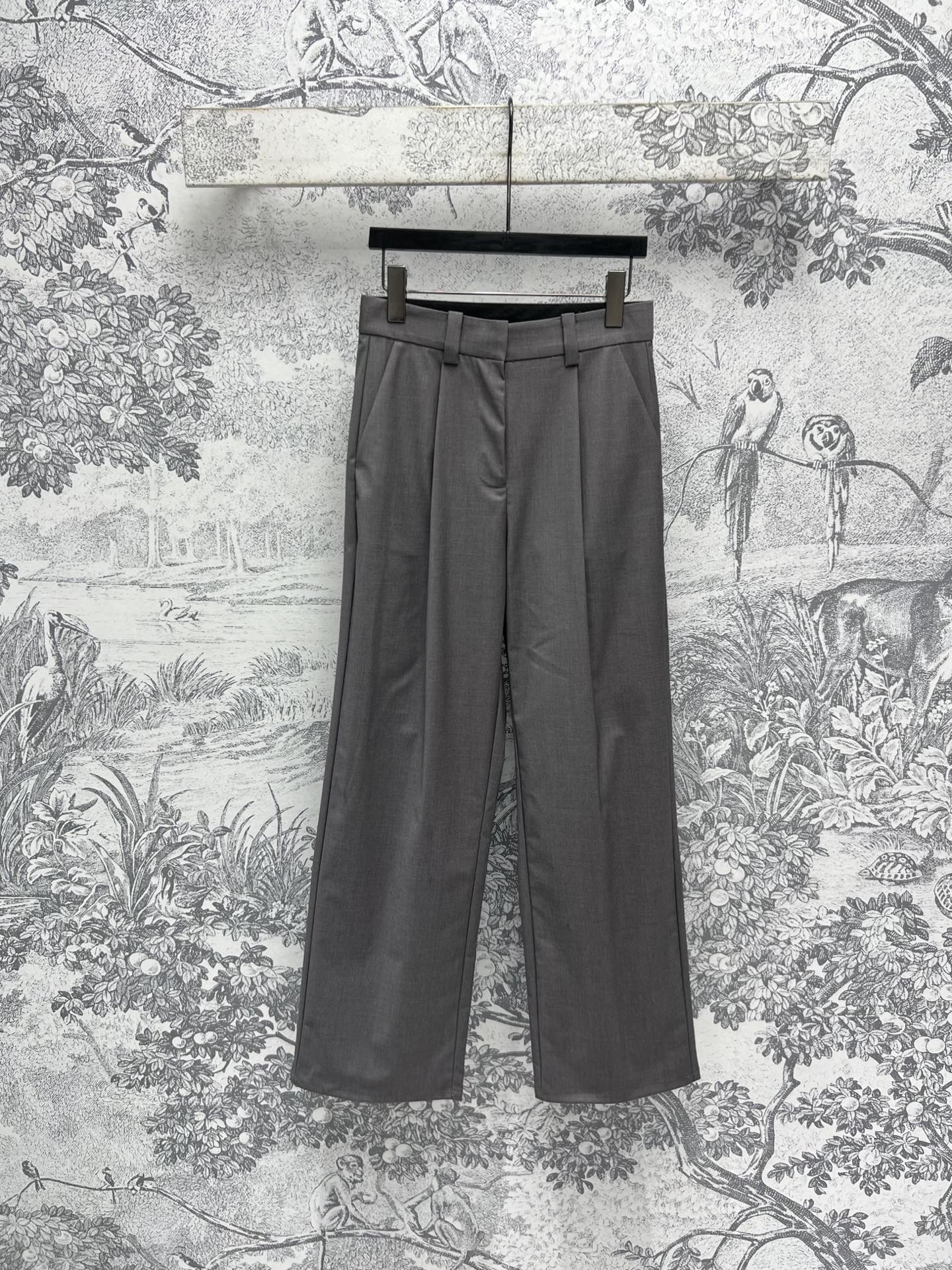 NO:316526,Miu 25 early spring new style embroidered logo suit series Short suit jacket   short skirt   suit pants Daily commuting suit matching Temperament lapel slim suit A series of elegant and neat and capable top body Thin fabrics Really worn and outdated series All seasons One color three sizes SML, Miumiu, skirts, jackets & coats, business suit, alexander wang19860909Miu 25早春新款 刺绣徽标西装系列 短款西装外套 短裙 西装裤 日常通勤的套装搭配 气质翻领修身西服 一系列搭配上身优雅又利落干练 薄款的面料 四季都实穿又不过时的系列 一色三码 SML,,miumiu,skirts,jackets & coats,business suit,alexander wang,Women's clothing