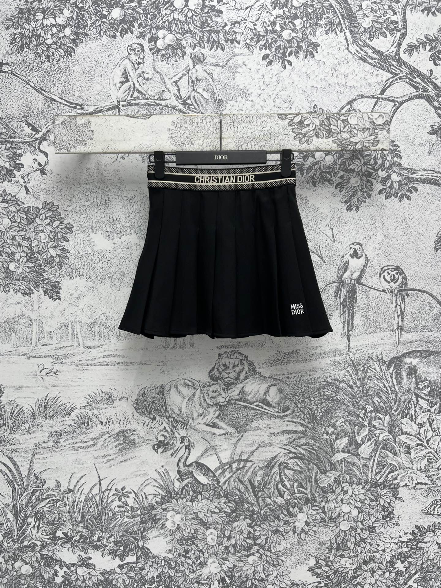NO:316535,D Home 25 early spring new logo high-waist pleated short skirt recommended daily matching high-waist A-line short skirt hem, waist spliced ​​letter logo elastic band design Positioned pleated swing edge, super stretched long legs proportion, one color three codes SML,,dior, skirts,alexander wang19860909D家 25早春新款 logo高腰百褶短裙 日常推荐搭配 高腰A字短裙摆 腰间拼接字母logo松紧带设计 定位的压褶摆边 上身超拉大长腿比例 一色三码 SML,,dior,skirts,alexander wang,Women's clothing