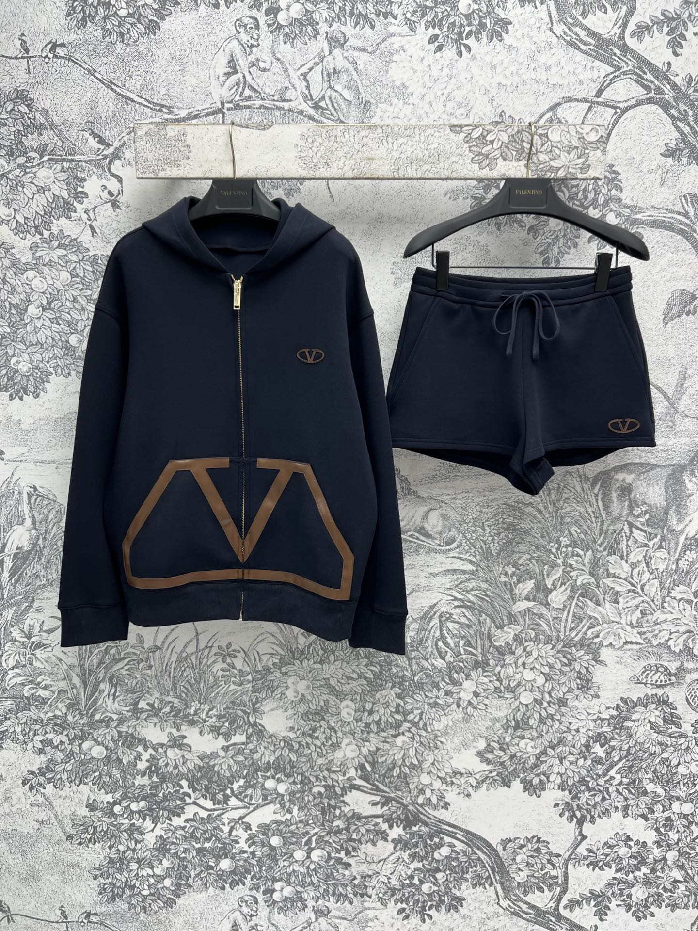 NO:316562,V Home 25 Early Spring New Edge Bundle Logo Decoration Casual Sports Set Hooded Zipper Jacket   High Waist Shorts A casual and fashionable Sports Set Hooded Jacket Pocket Leather Bundle Bundle Letters Slotted Youthful and Age-reducing Sense Fully The upper body is very high-profile. It looks very good when paired separately. One set for sale. Two colors and three codes. SML, shorts, jackets & coats, hats, alexander wang19860909V家 25早春新款 捆边logo装饰休闲运动套装 连帽拉链外套 高腰短裤 一套休闲又时尚的运动套装 连帽外套口袋皮革捆边字母点辍 青春减龄感拉满 上身非常显身高比例 分开搭配也很好看 一套出售 两色三码 SML,,shorts,jackets & coats,hats,alexander wang,Women's clothing