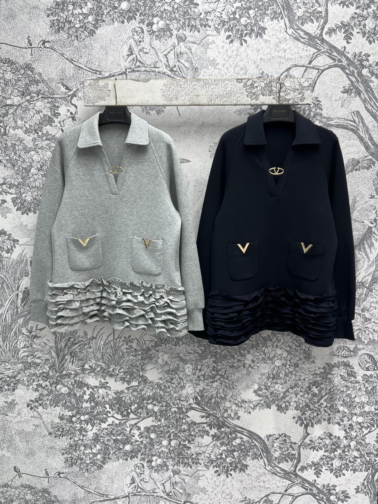 NO:316568,V Home 25 early spring new style, deep V-neck long-sleeved sweatshirt dress, hem, lotus leaf lace decoration, upper body looks slim and girly, golden V letter logo embellishment, simple design is durable and classic, everyday versatile and fashionable, workmanship quality depends on details, two colors and three codes, SML,,hoodie, sweatshirts, skirts, alexander wang19860909V家 25早春新款 深V领长袖卫衣连衣裙 衣摆荷叶花边装饰 上身显瘦又少女感十足 金色V字母logo点缀 简约设计耐看又经典 日常百搭时髦 做工品质看细节 两色三码 SML,,hoodie,sweatshirts,skirts,alexander wang,Women's clothing