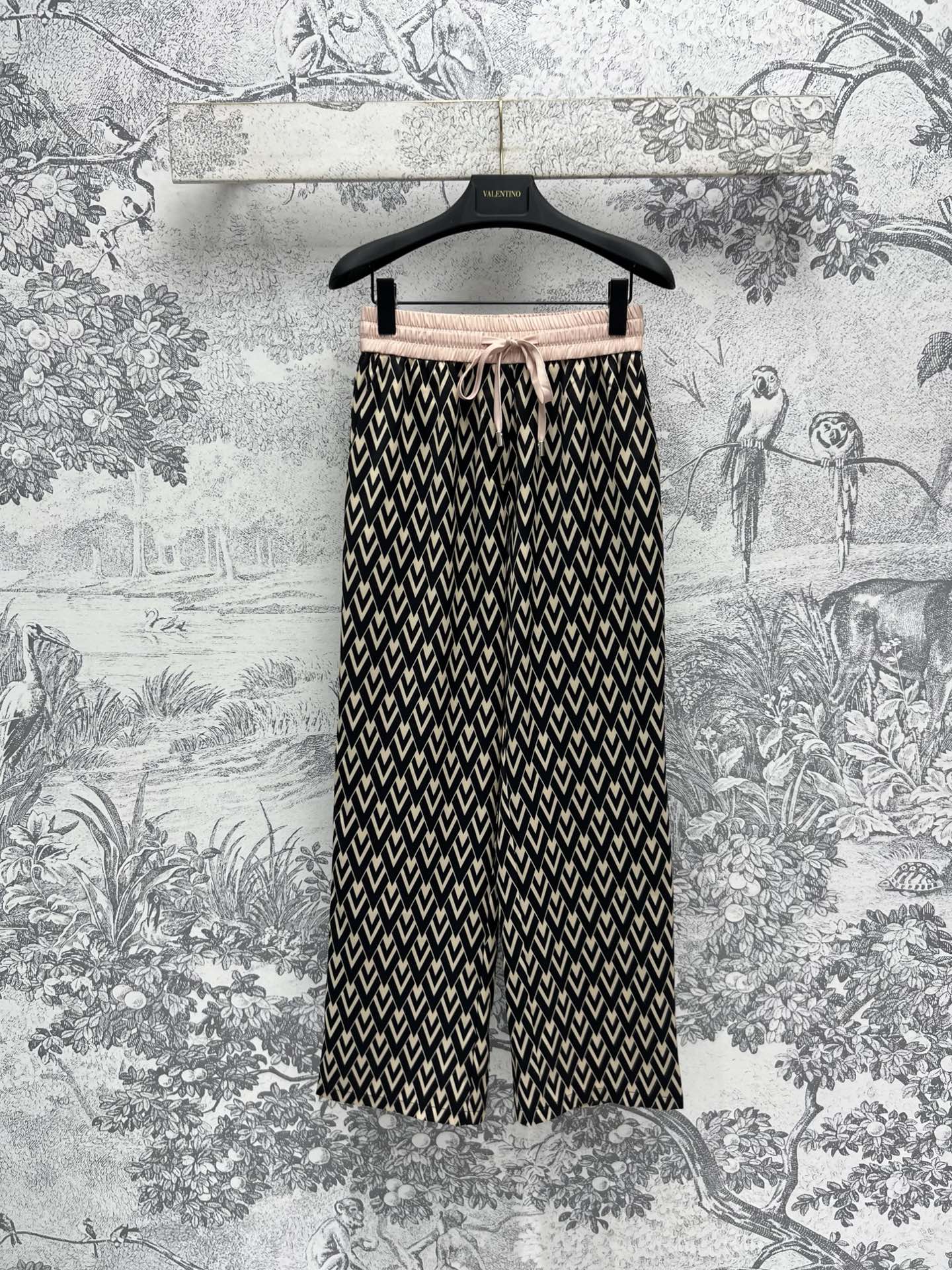 NO:316574,V Home 25 Early Spring New Style Color-blocked Elastic Waist V Letter Casual Pants Color-blocked Drawstring Elastic Waist Design Straight Wide Legs Style The upper body hides the flesh and makes you look slim and easily shows your long legs Full V letter print retro fashionable One color three codes SML, alexander wang19860909V家 25早春新款 拼色松紧腰V字母休闲裤 拼色抽绳松紧腰身设计 直筒阔腿裤型 上身藏肉显瘦 轻松展显大长腿 满V字母印花复古时髦 一色三码 SML,,alexander wang,Women's clothing