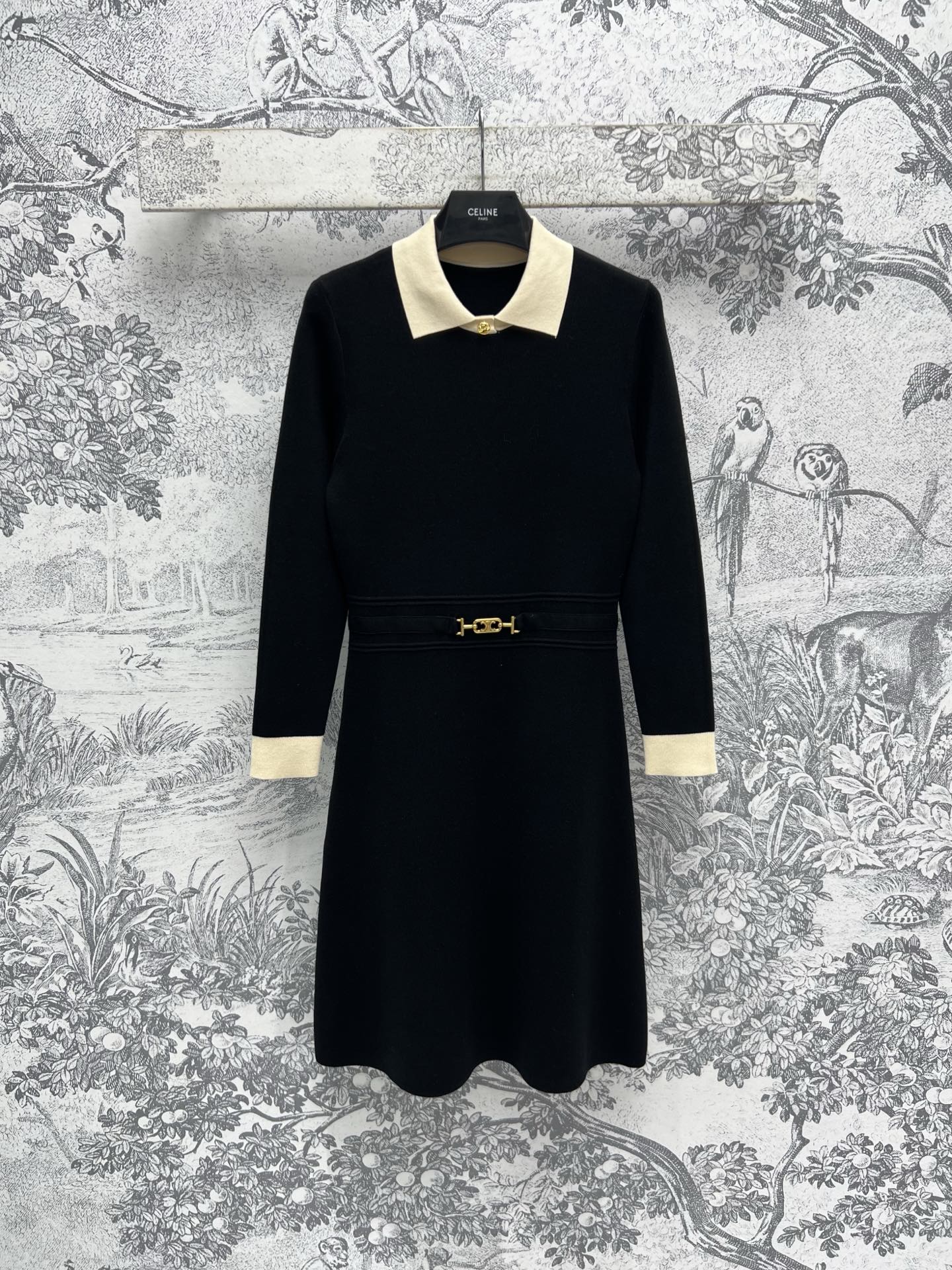 NO:316551,CE Home 25 Early Spring New Lapel Color-blocked Knitted Waist Dress The upper body is gentle and elegant, easy to grasp the sweet and playful atmosphere, collar cuff color-blocked design, V letter waist-blocked decoration, exquisite feeling also grasps one color three codes SML, skirts, alexander wang19860909CE家 25早春新款 翻领拼色针织收腰连衣裙 上身温柔又显气质 轻松拿捏甜美俏皮氛围 领口袖口拼色设计 V字母收腰装饰 精致感也拿捏住了一色三码 SML,,skirts,alexander wang,Women's clothing