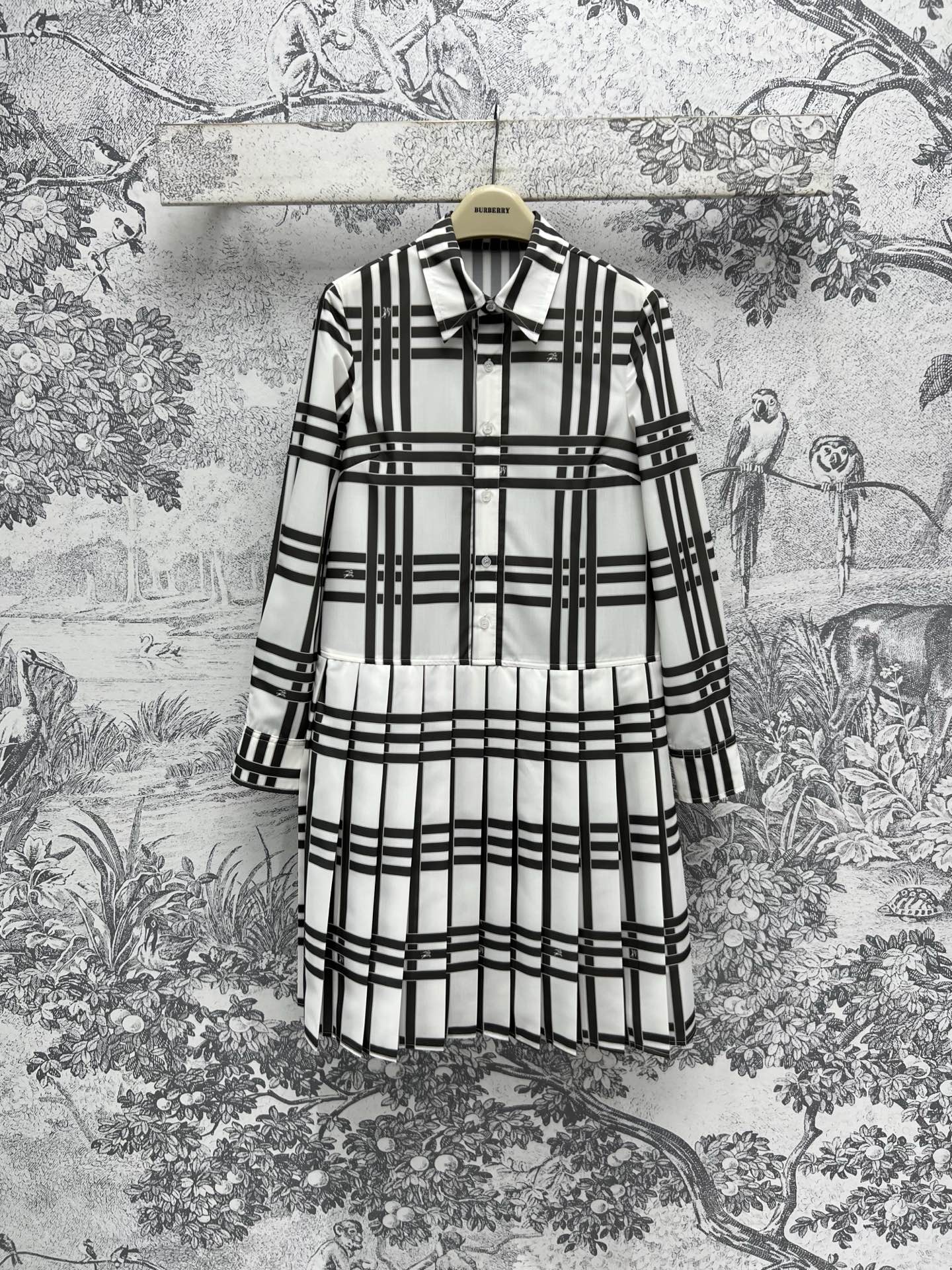 NO:316563,B home 25 early spring new style plaid knight printed long-sleeved dress lapel half-breasted spliced ​​pleated skirt custom plaid knight printed fabric with a college style that reduces age. The vertical strip design is also slimmer. One color three codes SML, skirts, alexander wang19860909B家 25早春新款 格子骑士印花长袖连衣裙 翻领半排扣拼接百褶裙摆 定制格子骑士印花面料 自带减龄的学院风 竖条的设计上身也是更加显瘦 一色三码 SML,,skirts,alexander wang,Women's clothing