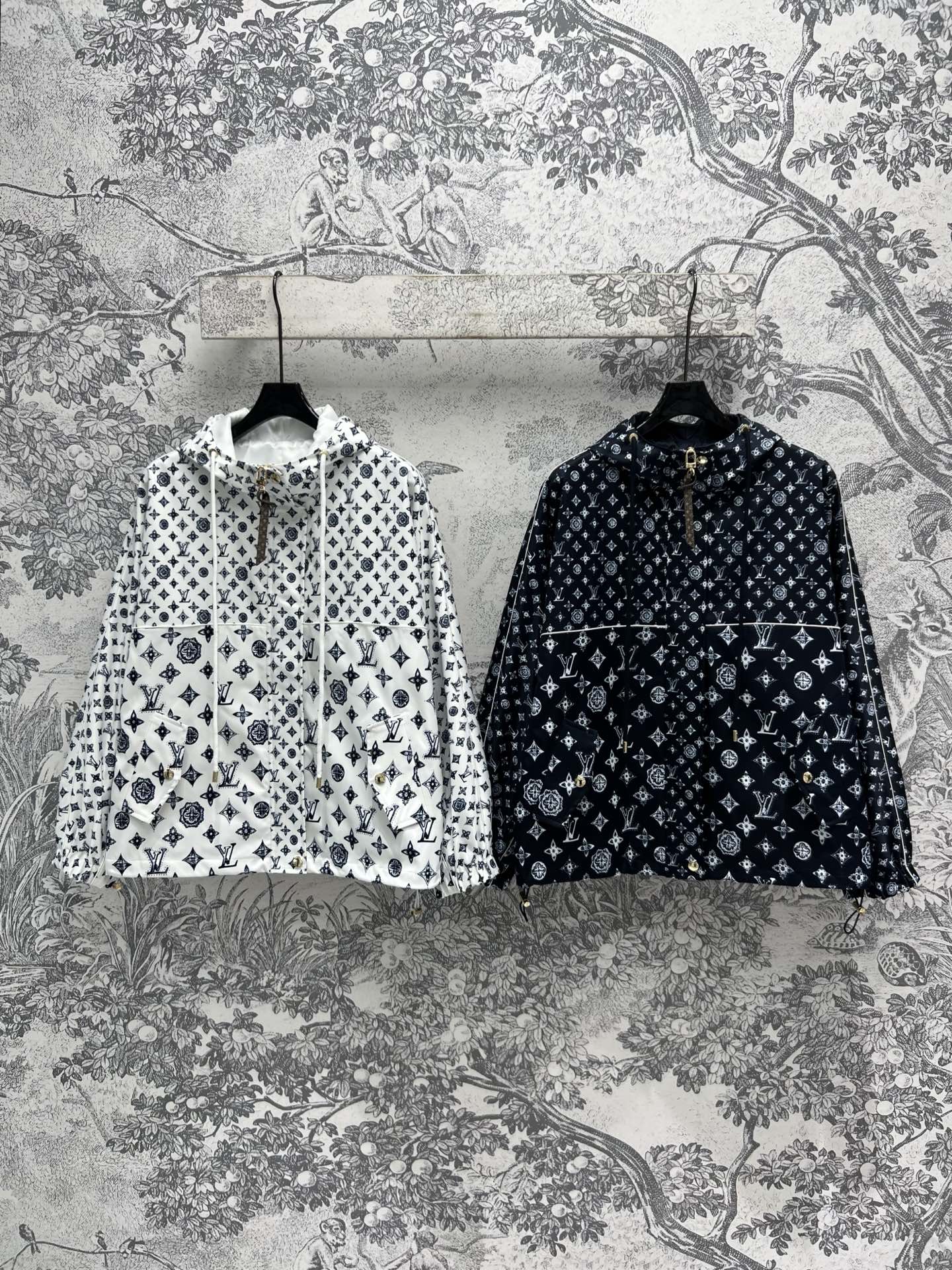 NO:316575,L family 25 early spring new style, presbyopia hooded shoulder-falling jacket, presbyopia coat that can be regarded as a god. The upper body looks too slim and fashionable. The classic presbyopia series that must be released every year. Hooded drawstring shoulder-falling design, a slightly loose fit, no choice for the figure at all, the length is also super good, wind and sun protection are OK, two colors and three codes, SML,,louis vuitton, jackets & coats,hats,alexander wang19860909L家 25早春新款 老花连帽落肩外套 可以封神的老花外套 上身太显瘦时髦了 每年必出的经典老花系列 连帽抽绳落肩设计 微宽松版型随意搭配 完全不会挑身材 长度也是超显个 防风防晒都很ok 两色三码 SML,,louis vuitton,jackets & coats,hats,alexander wang,Women's clothing