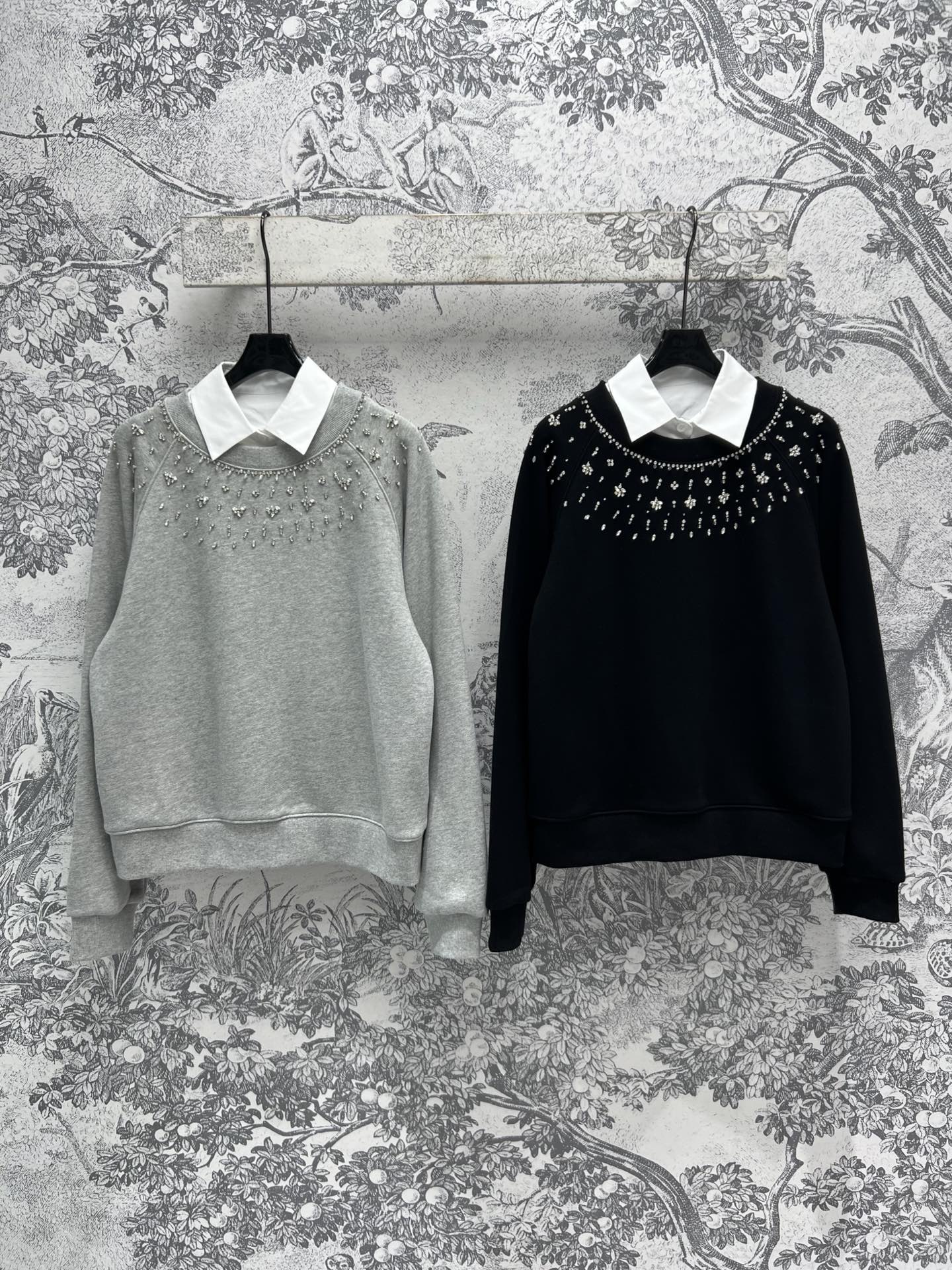 NO:316552,New early spring style, fake two-piece knitted top, removable collar design, knitted round-necked and diamond-decorated top, huge upper body, easy to grasp the sweet and cool girlish feeling, full of noble and rich temperament, two colors and three codes, SML, alexander wang19860909早春新款 假两件针织上衣 可拆卸衣领设计 针织圆领烫钻装饰上衣 上身巨显气质 轻松拿捏甜酷少女感 满满的贵气富家千金气质 两色三码 SML,,alexander wang,Women's clothing