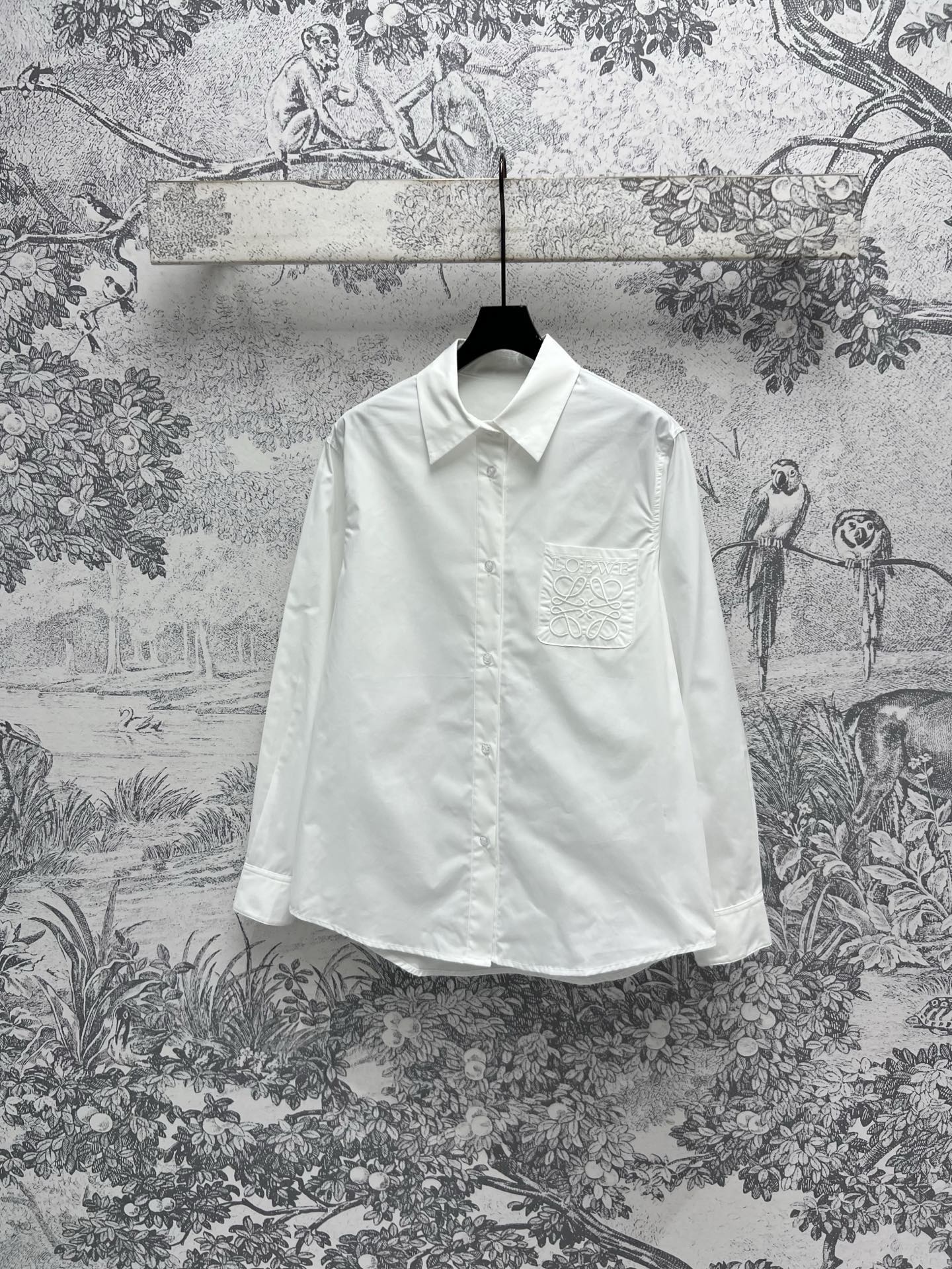 NO:316556,LW Home 25 early spring new logo embroidery white shirt Super age-reducing artifact High-quality white shirts Wearing it very high rate of filming, easy to get fashionable style, temperament lapel design makes you look slim, single pocket brand logo embroidery embroidery loose style, not picky for people, casual and elegant, pure cotton fabric, highly recommended daily temperament items, one color three codes SML,,shirts,alexander wang19860909LW家 25早春新款 logo刺绣白色衬衫 超级减龄神器 高品质白衬衫 穿出去出片率很高 轻轻松松Get到时髦范 气质翻领设计显瘦绝绝子 单口袋品牌logo刺绣点缀 宽松的版型 不挑人版型随性优雅 纯棉面料 强烈推荐日常气质单品 一色三码 SML,,shirts,alexander wang,Women's clothing