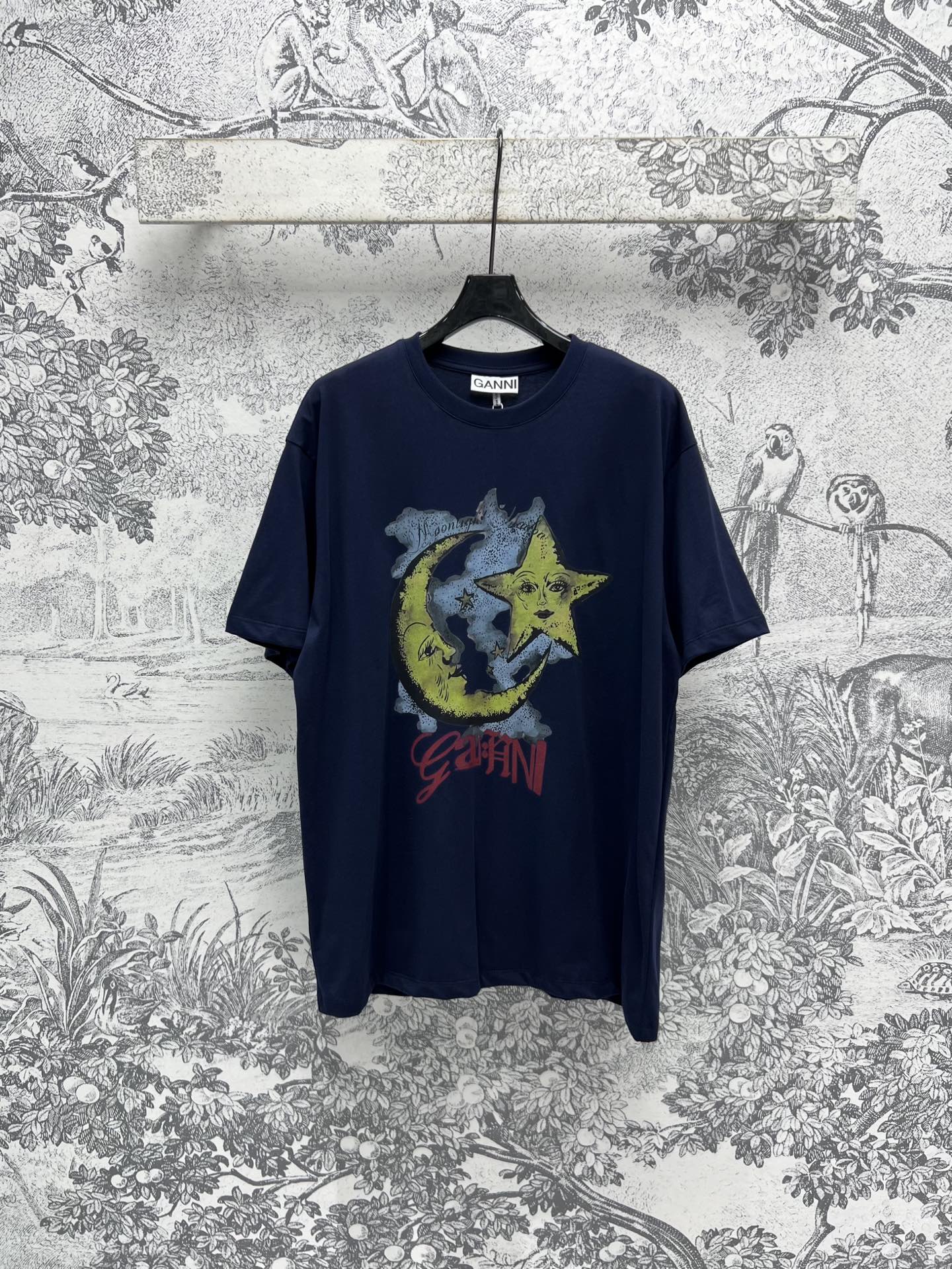 NO:316547,New early spring style, star and moon print pattern loose short-sleeved T-shirt, atmospheric and classic, simple design but with highlights, very versatile, retro moon and star print pattern on chest, eye-catching in one second, loose style, practical and versatile, super eye-catching, one color three codes SML,, T-shirt,tees, t-shirt,alexander wang19860909早春新款 星月印花图案宽松短袖T恤 大气经典 简洁的设计却富有亮点 非常百搭 胸前复古月亮星星印花图案 一秒吸睛 宽松版型 实穿百搭超级吸睛 一色三码 SML,,T-shirt,tees，t-shirt,alexander wang,Women's clothing