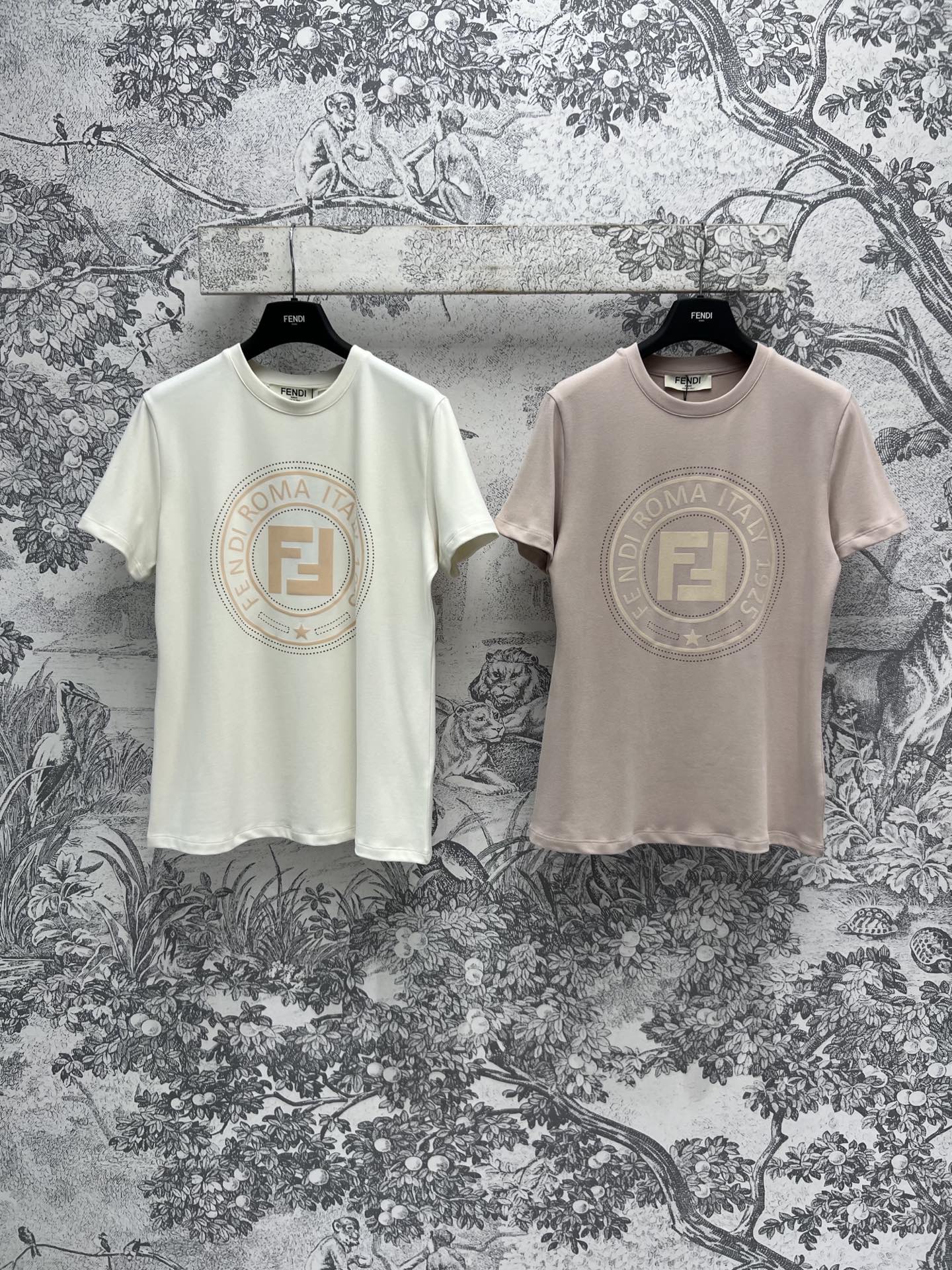 NO:316541,FD Home 25 Early Spring New Logo Logo Printed Pattern Short-sleeved T-shirt on the chest Logo Logo Graphic Short-sleeved T-shirt on the chest Classic style is fresh and clean and age-reducing. It has both design ingenious and brand characteristics. Real fans are not difficult to miss. Excellent drapery fabric, skin-friendly and breathable. It is easy to wear and not easily deform. Basic short-sleeved sleeves are simply omnipotent. Whether it is worn outside or inside, two colors and three codes SML,,dior,T-shirt,tees,t-shirt,alexander wang19860909FD家 25早春新款 logo徽标印花图案短袖T恤 胸前logo徽标图案短袖T恤 经典款清新干净又减龄 兼具设计巧思和品牌特色 真爱粉不 难错过啦 垂感超棒的面料 亲肤透气 好穿不易变形 基础短袖简直是万能的呀 无论是外穿还是内搭都很可 两色三码 SML,,dior,T-shirt,tees，t-shirt,alexander wang,Women's clothing