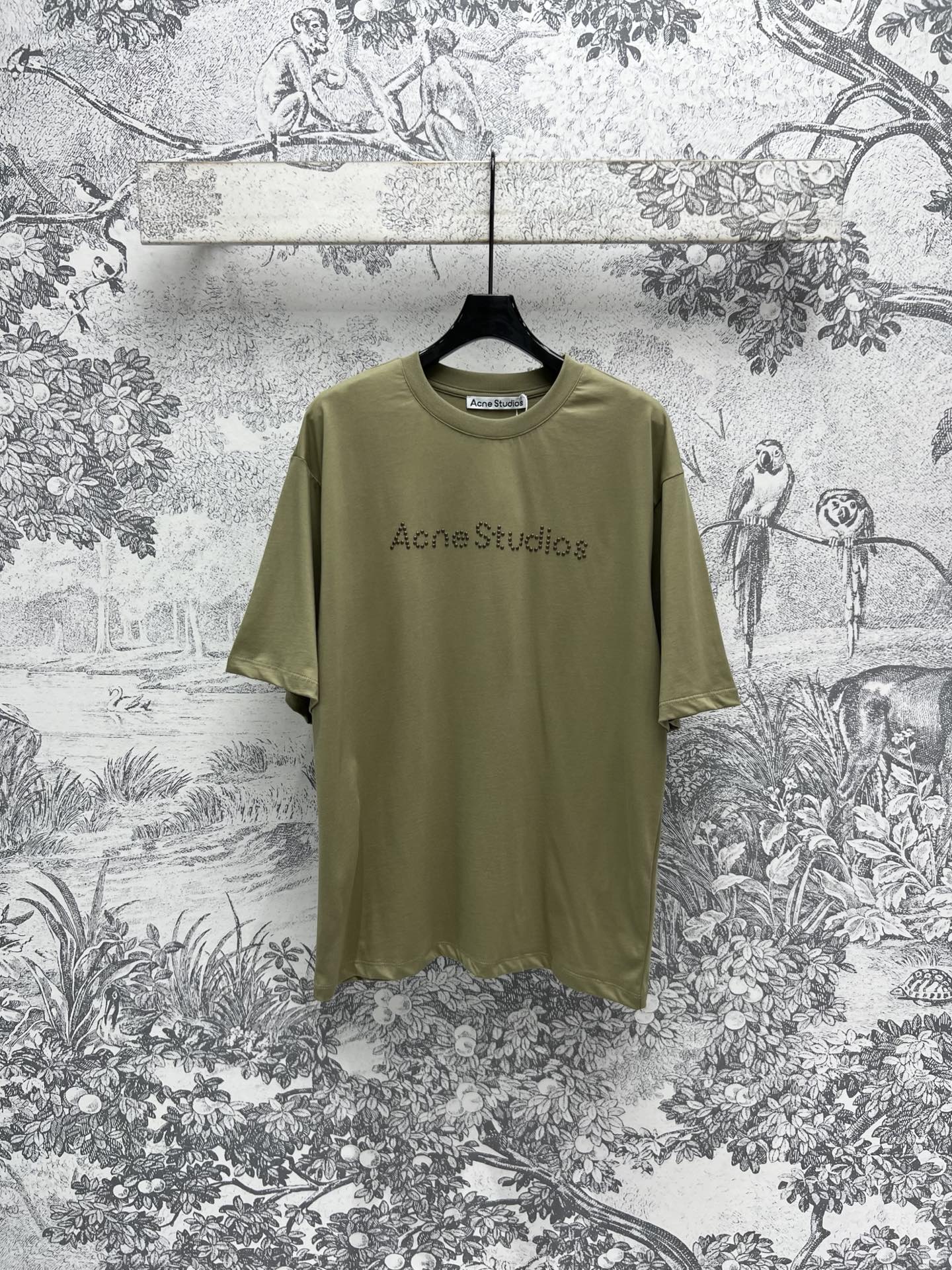 NO:316531,New early spring style, hot diamond letter logo green loose short-sleeved T-shirt, front iron diamond letter logo, classic style is fresh and clean, age-reducing, both design ingenious and brand characteristics, true fans are not difficult to miss, classic threaded round neck design, easy to wear, not easy to deform, basic short sleeves are simply versatile, both outside and inside are very good, one color three-code SML,, T-shirt,tees, t-shirt,alexander wang19860909早春新款 烫钻字母logo绿色宽松短袖T恤 正面烫钻字母logo 经典款清新干净又减龄 兼具设计巧思和品牌特色 真爱粉不 难错过啦 经典螺纹圆领设计 好穿不易变形 基础短袖简直是万能的呀 无论是外穿还是内搭都很可 一色三码 SML,,T-shirt,tees，t-shirt,alexander wang,Women's clothing