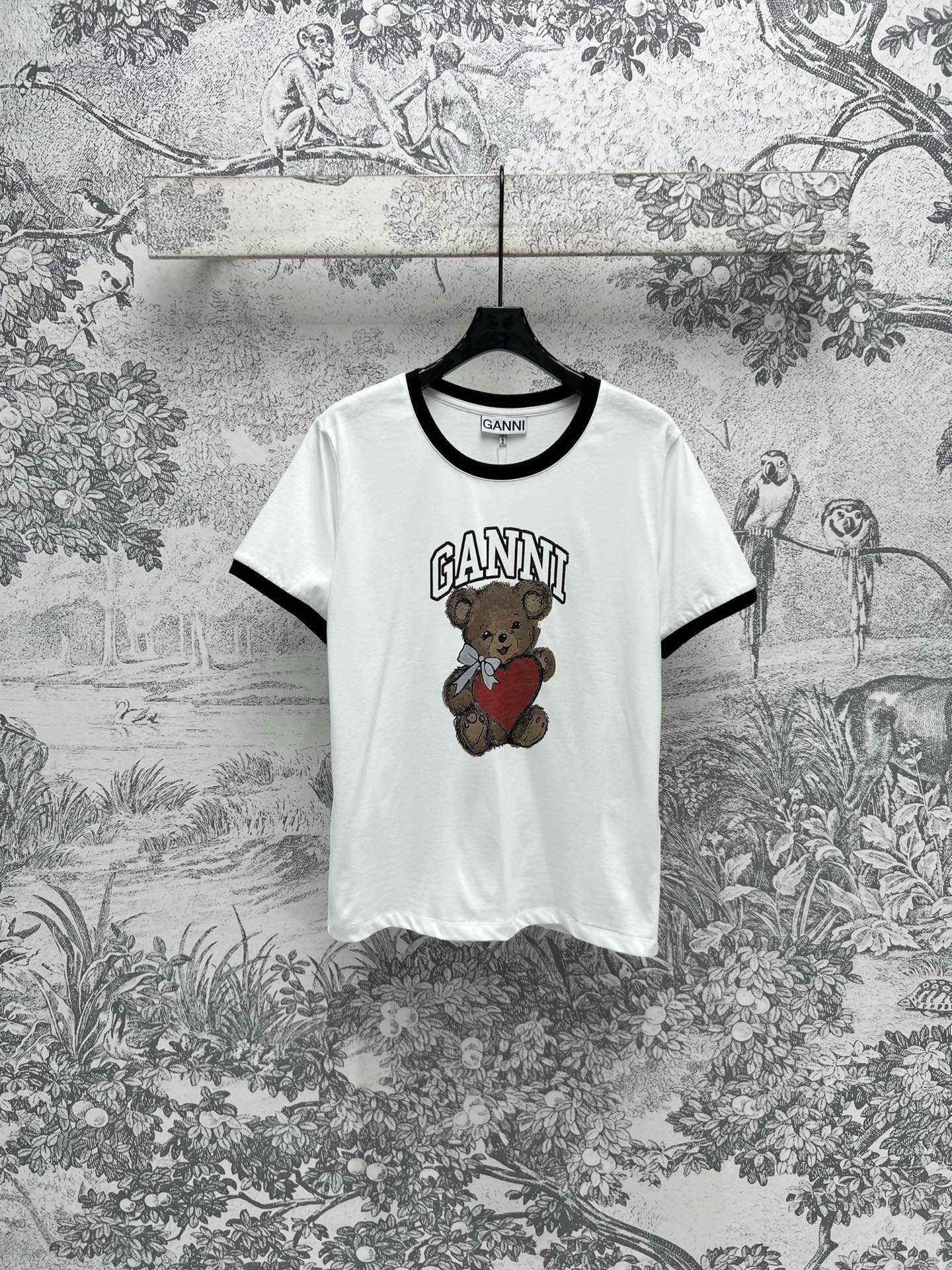 NO:316544,New early spring style Bear logo printed short-sleeved T-shirt, recommended for single wear, inner layer, cute bear pattern, very age-reducing, the style is not picky at all, pure cotton fabric, one color, three codes SML, T-shirt,tees, t-shirt,alexander wang19860909早春新款 小熊logo印花短袖T恤 单穿内搭打底都很推荐 可可爱爱的小熊图案 非常减龄 版型基础完全不挑人 纯棉面料 一色三码 SML,,T-shirt,tees，t-shirt,alexander wang,Women's clothing