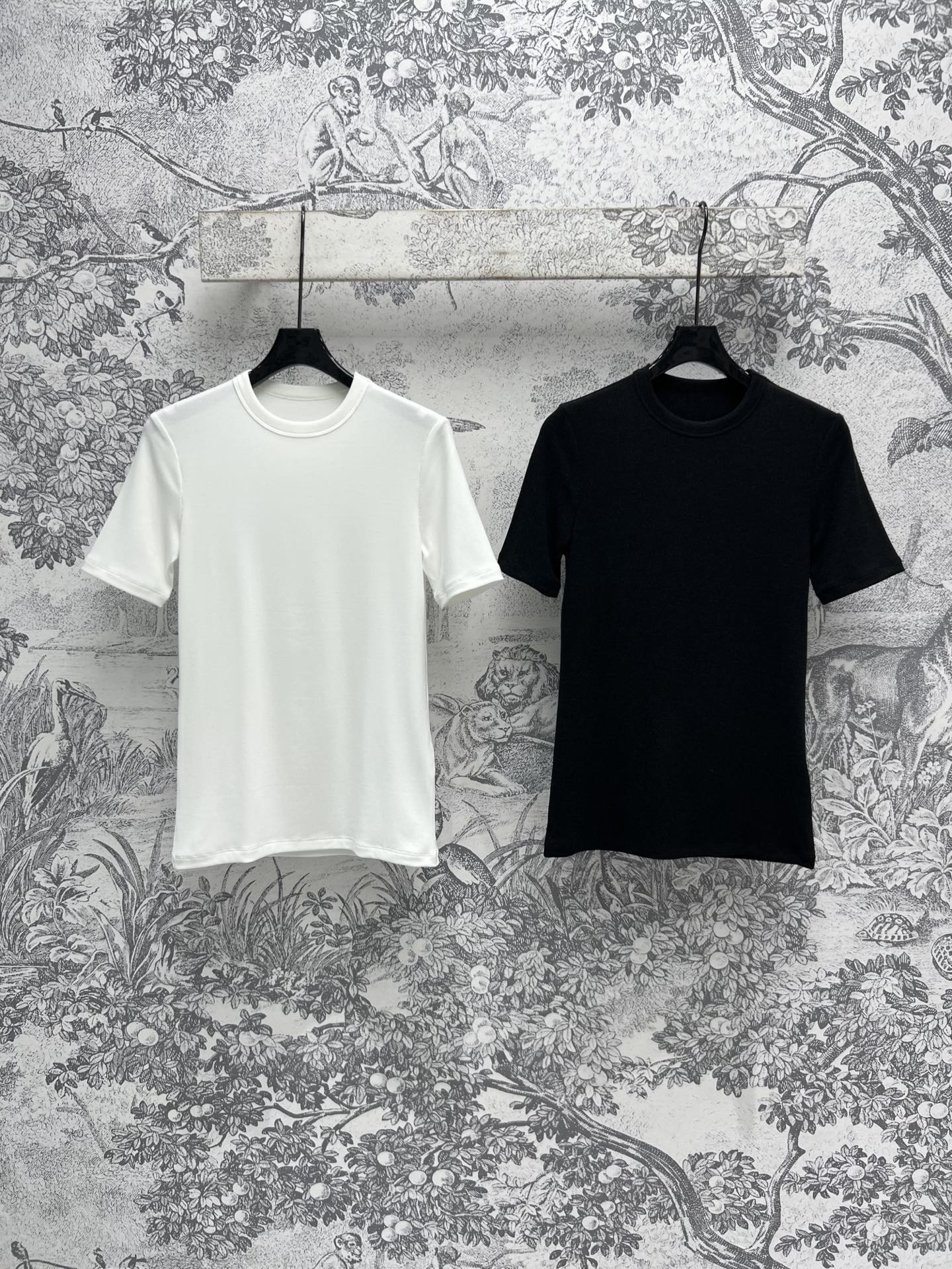 NO:316548,25 early spring new style pure cotton short-sleeved T-shirt daily versatile items pure cotton fabric comfortable and breathable Basic style easy to control Simple and eye-catching Two colors and three codes SML 6,,T-shirt,tees,t-shirt,alexander wang1986090925早春新款 纯棉短袖T恤 日常百搭单品 纯棉面料舒适透气 基础款的版型 轻松好驾驭 简约吸睛 两色三码 SML 6,,T-shirt,tees，t-shirt,alexander wang,Women's clothing