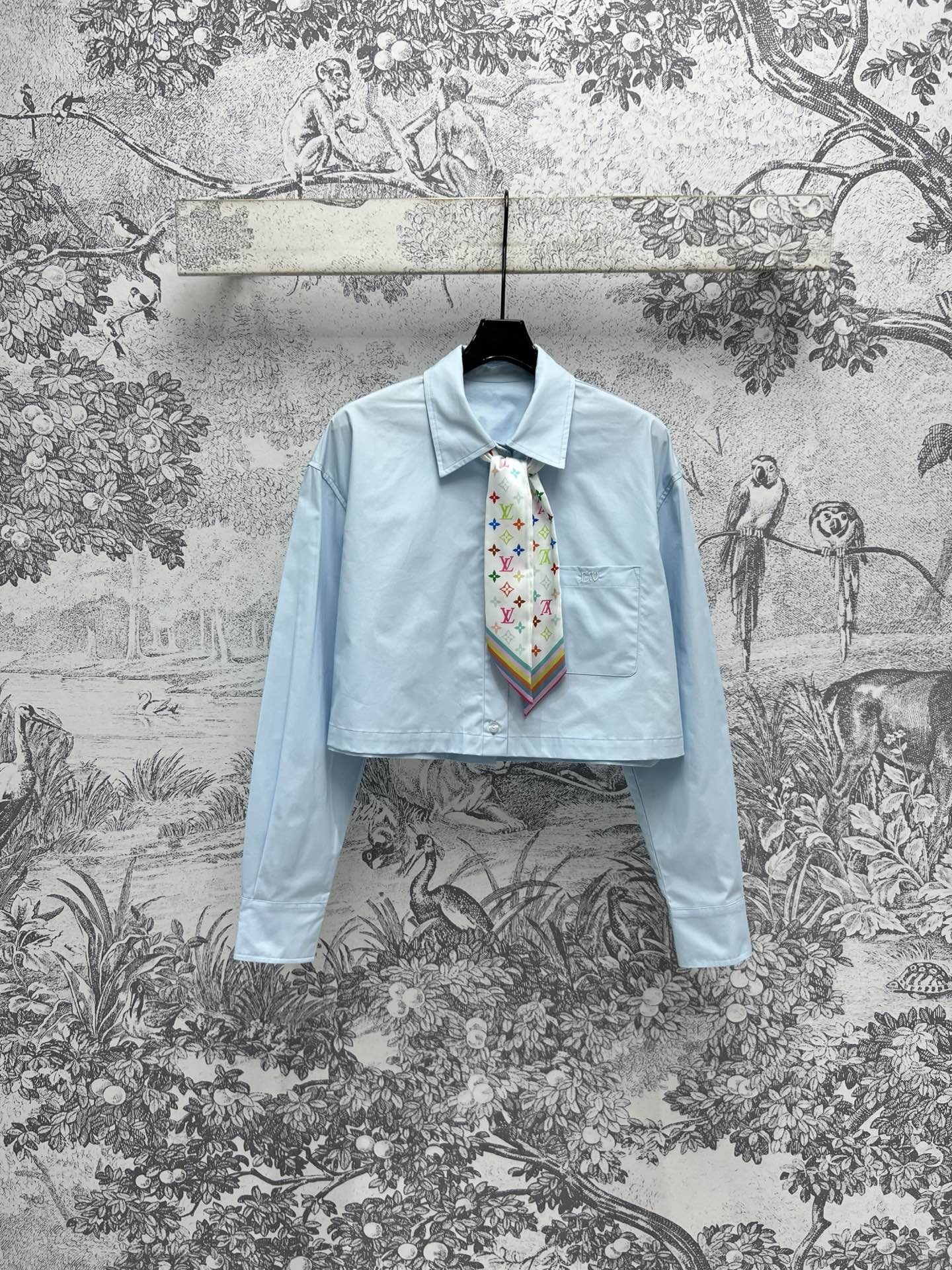 NO:316536,L Home 25 Early Spring New Style Old Flower Streamer Light Blue Short Shirts Showing Belly Super A-Single Small Lapel Design Leans H-Style Cut Small Letter Embroidery Pockets with Contrast Colors on the Chest Delivery Old Flower Streamer Decoration A, Satisty and Hot Girl Pure Cotton Fabric One Color Three Codes SML,,louis vuitton,shirts,alexander Wang19860909L家 25早春新款 老花飘带浅蓝色短款衬衫 炫腹的超a单品 小翻领设计 落肩H版型剪裁 胸前撞色的小字母刺绣口袋 配送老花飘带装饰 又a又飒又辣妹 纯棉面料 一色三码 SML,,louis vuitton,shirts,alexander wang,Women's clothing