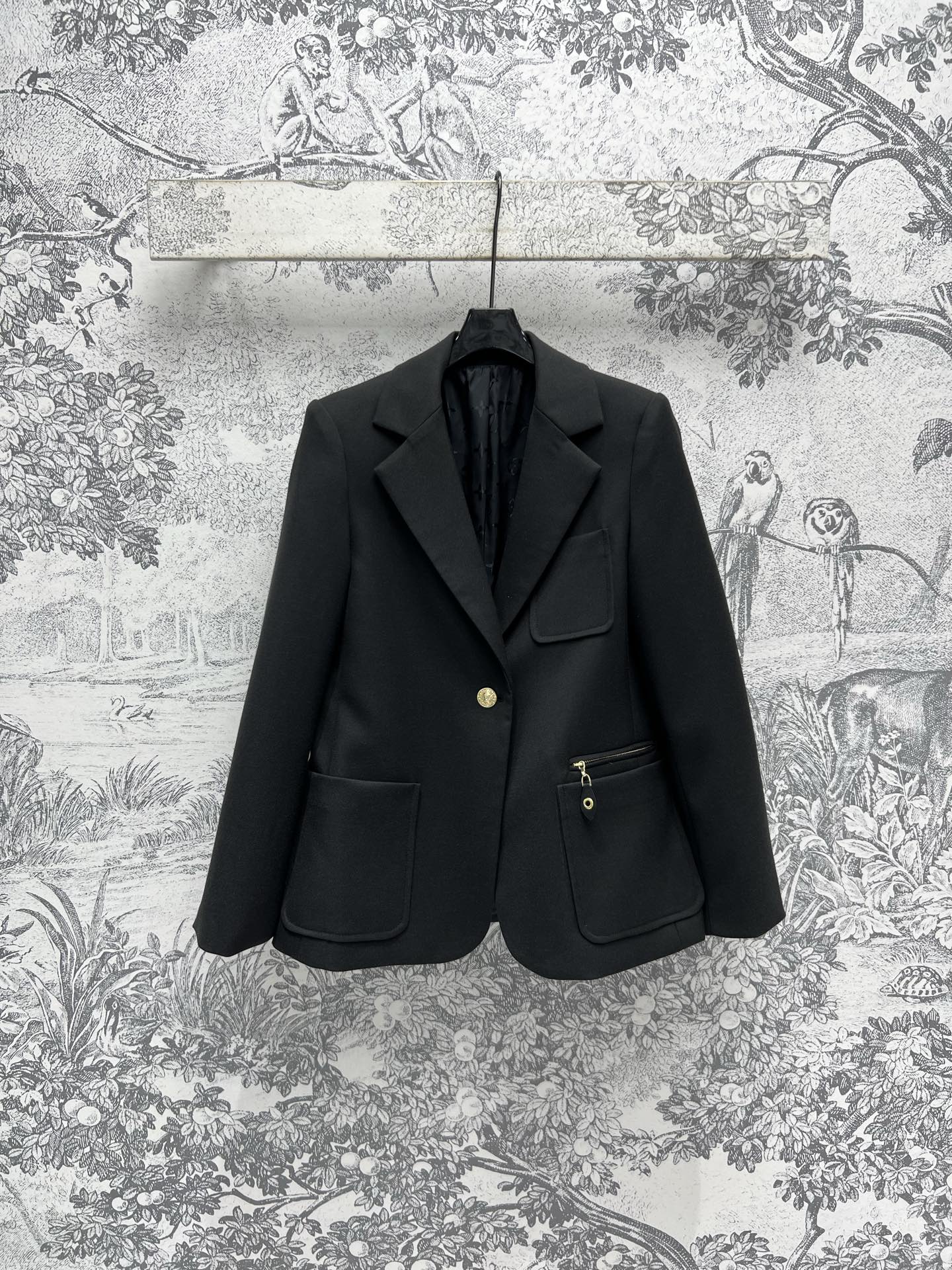 NO:316530,L Home 25 early spring new style solid color slim suit jacket, super fashionable feeling of the upper body, three-dimensional silhouette tailoring design, simple and eye-catching, classic lapel, one-piece buckle logo, gold buckle, super high-end, with presbyop lining, showing the brand's charm, daily commuting matching is suitable, it is a versatile and not picky style for the same series of skirts, and it is also good to use it in important occasions. Two colors and three codes SML,, louis vuitton, skirts, jackets & coats, business suit, alexander wang19860909L家 25早春新款 纯色修身西装外套 上身超赞的时髦感 立体廓形剪裁设计 简约又吸睛 经典翻领 一粒扣logo金扣超显高级 带有老花里衬彰显品牌魅力 日常通勤搭配都适合 是随便外穿出门百搭不挑人的那一款搭配同系列半裙也不错 重要场合也驾驭的住 两色三码 SML,,louis vuitton,skirts,jackets & coats,business suit,alexander wang,Women's clothing