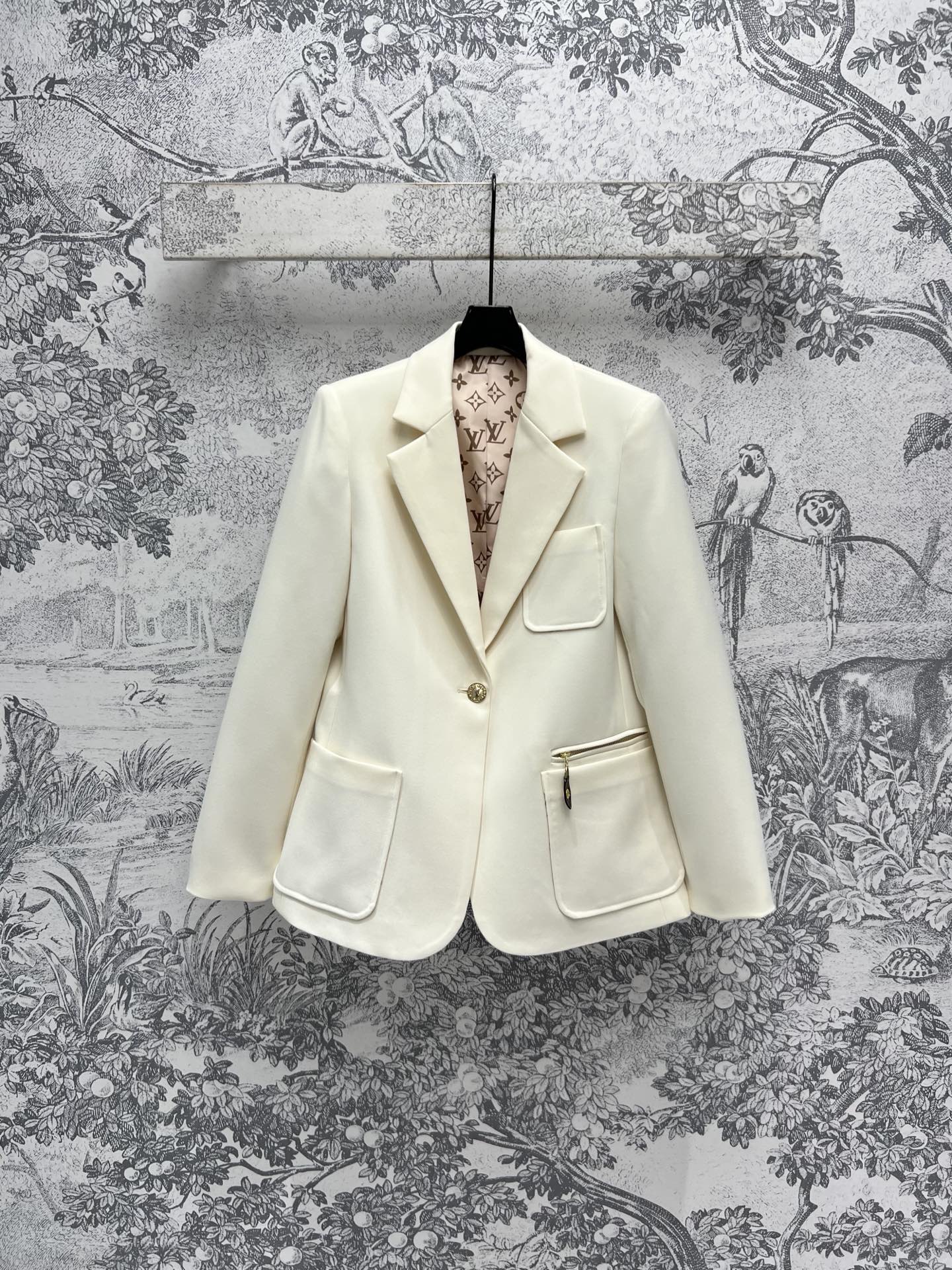 NO:316532,L Home 25 early spring new style solid color slim suit jacket, super fashionable feeling of the upper body, three-dimensional silhouette tailoring design, simple and eye-catching, classic lapel, one-piece buckle logo, gold buckle, super high-end, with presbyop lining, showing the brand's charm, everyday commuting match, it is suitable for casual wear, versatile and not picky when going out, and it is also good to match the same series of skirts, and it can also be used for important occasions. Two colors and three codes SML,, louis vuitton, skirts, jackets & coats, business suit, alexander wang19860909L家 25早春新款 纯色修身西装外套 上身超赞的时髦感 立体廓形剪裁设计 简约又吸睛 经典翻领 一粒扣logo金扣超显高级 带有老花里衬彰显品牌魅力 日常通勤搭配都适合 是随便外穿出门百搭不挑人的那一款搭配同系列半裙也不错 重要场合也驾驭的住 两色三码 SML,,louis vuitton,skirts,jackets & coats,business suit,alexander wang,Women's clothing