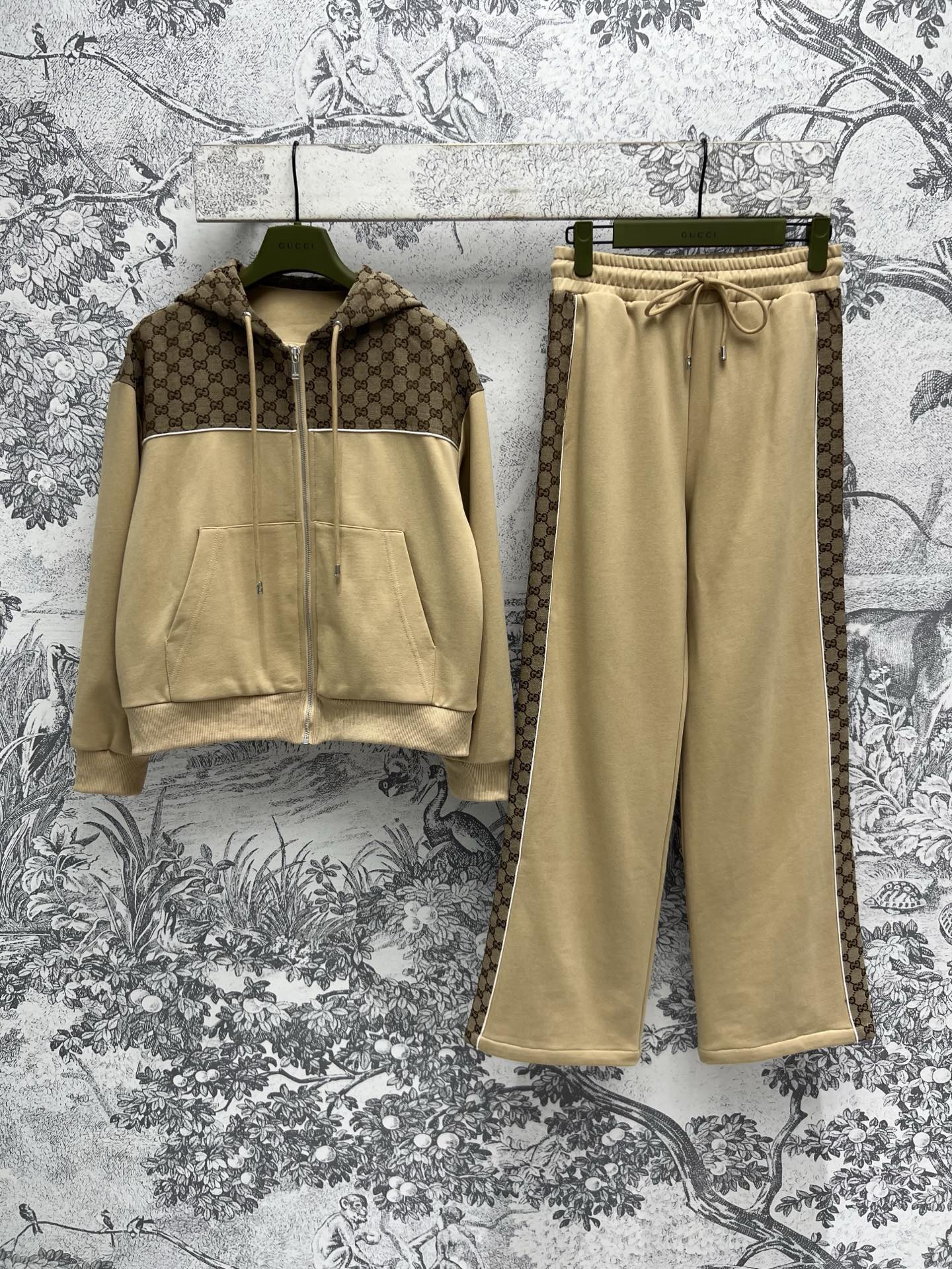 NO:317019,G Home 25 Early Spring New Hooded Zipper Jacket   Casual Pants Spliced ​​Custom Double G Jacquard Fabric A set of top body looks slim and versatile and comfortable, simple and fashionable, everyday exercise is OK, one color and three codes SML, gucci, jackets & coats, hats, alexander wang19860909G家 25早春新款 连帽拉链外套 休闲裤 拼接定制双G提花面料 一套上身显瘦百搭又舒适 简约不失时髦感 日常运动都可 一色三码 SML,,gucci,jackets & coats,hats,alexander wang,Women's clothing