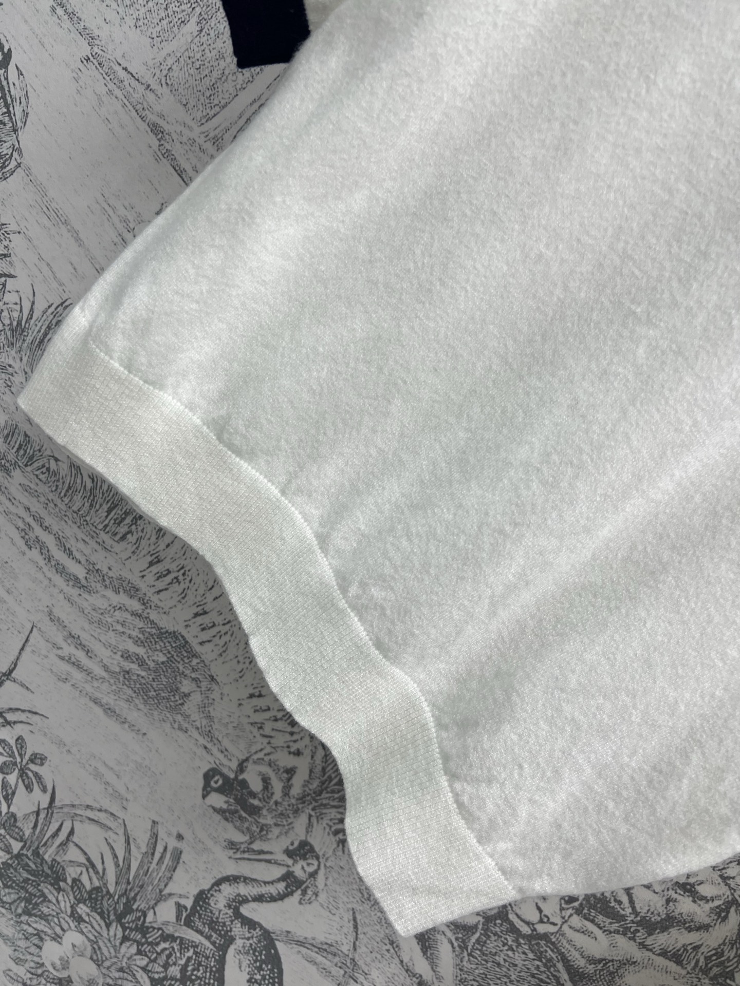 NO:317023,LW 25 early spring new style, contrasting color college style knitted suit, round neck short sleeves   pleated skirt, very age-reducing girl match, brand logo embroidery and contrasting color round neck match, a set of upper body looks slim and college style, small ones can easily control imported yarn fabric, two colors and three codes SML, skirts, T-shirt, alexander wang19860909LW 25早春新款 撞色学院风针织套装 圆领短袖 百褶裙 非常减龄少女搭配 品牌logo刺绣加撞色圆领搭配 一套上身显瘦又学院风 小小个也能轻松驾驭 进口纱线面料 两色三码 SML,,skirts,T-shirt,alexander wang,Women's clothing