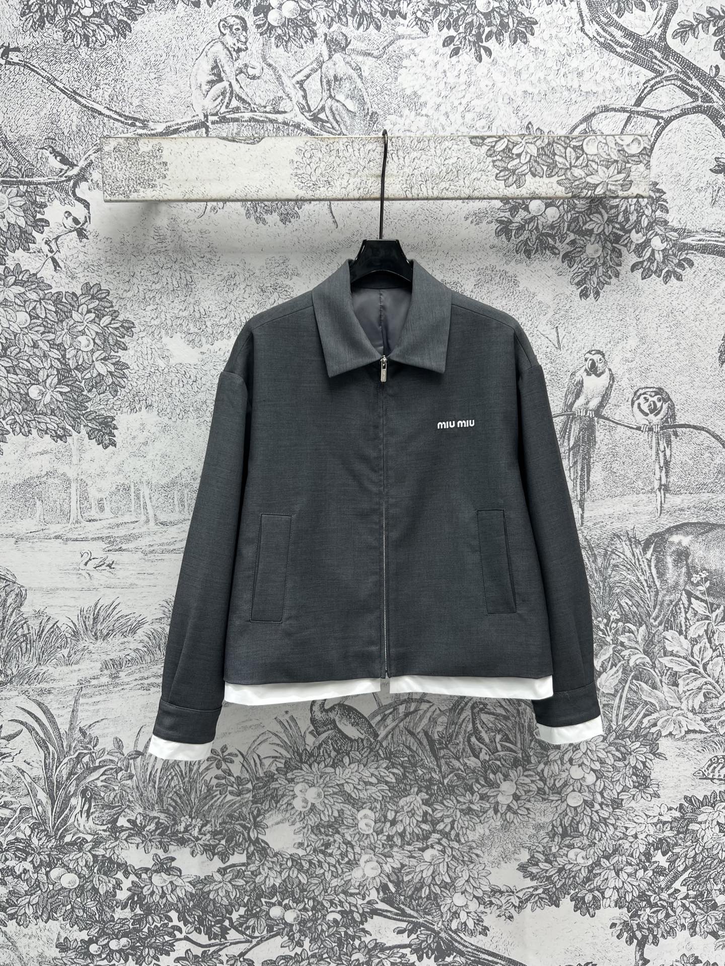 NO:317025,Miu 25 early spring new style college style fake two-piece series lapel jacket short jacket   pleated skirt   Polo neck short sleeve dress Temperament lapel H-style creates a British style age-reducing temperament girlish style Matched with super A pleated skirt The upper body is super age-reducing and retro literary. Two-piece fake one exposed edge splicing Positioning patch embroidered thread logo letters The workmanship details are very good. Three-code SML,,miumiu, skirts, jackets & coats, jackets & coats, T-shirt, alexander wang19860909Miu 25早春新款 学院风假两件系列 翻领夹克短外套 百褶短裙 Polo领短袖连衣裙 气质翻领H版型打造英伦风减龄气质少女风 搭配超A压褶短裙 上身超级减龄又复古文艺 假两件露边拼接 定位贴布绣线logo字母 做工细节都很赞 一色三码 SML,,miumiu,skirts,jackets & coats,jackets & coats,T-shirt,alexander wang,Women's clothing