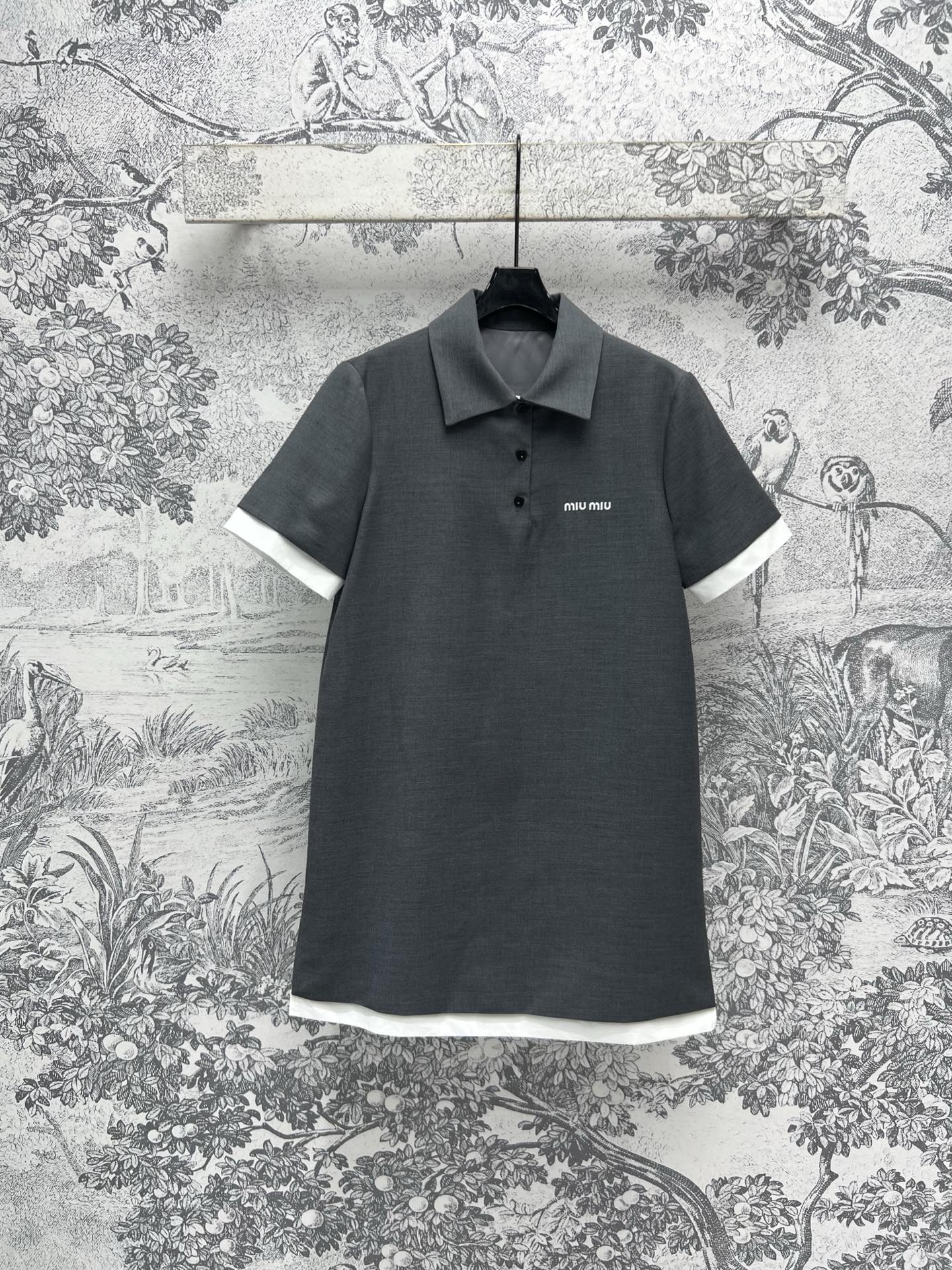 NO:317029,Miu 25 early spring new style college style fake two-piece series lapel jacket short jacket   pleated skirt   Polo neck short sleeve dress Temperament lapel H-style creates a British style age-reducing temperament girlish style Matched with super A pleated skirt The upper body is super age-reducing and retro literary. Two-piece fake one exposed edge splicing Positioning patch embroidered thread logo letters The workmanship details are very good. Three-code SML,,miumiu, skirts, jackets & coats, jackets & coats, T-shirt, alexander wang19860909Miu 25早春新款 学院风假两件系列 翻领夹克短外套 百褶短裙 Polo领短袖连衣裙 气质翻领H版型打造英伦风减龄气质少女风 搭配超A压褶短裙 上身超级减龄又复古文艺 假两件露边拼接 定位贴布绣线logo字母 做工细节都很赞 一色三码 SML,,miumiu,skirts,jackets & coats,jackets & coats,T-shirt,alexander wang,Women's clothing