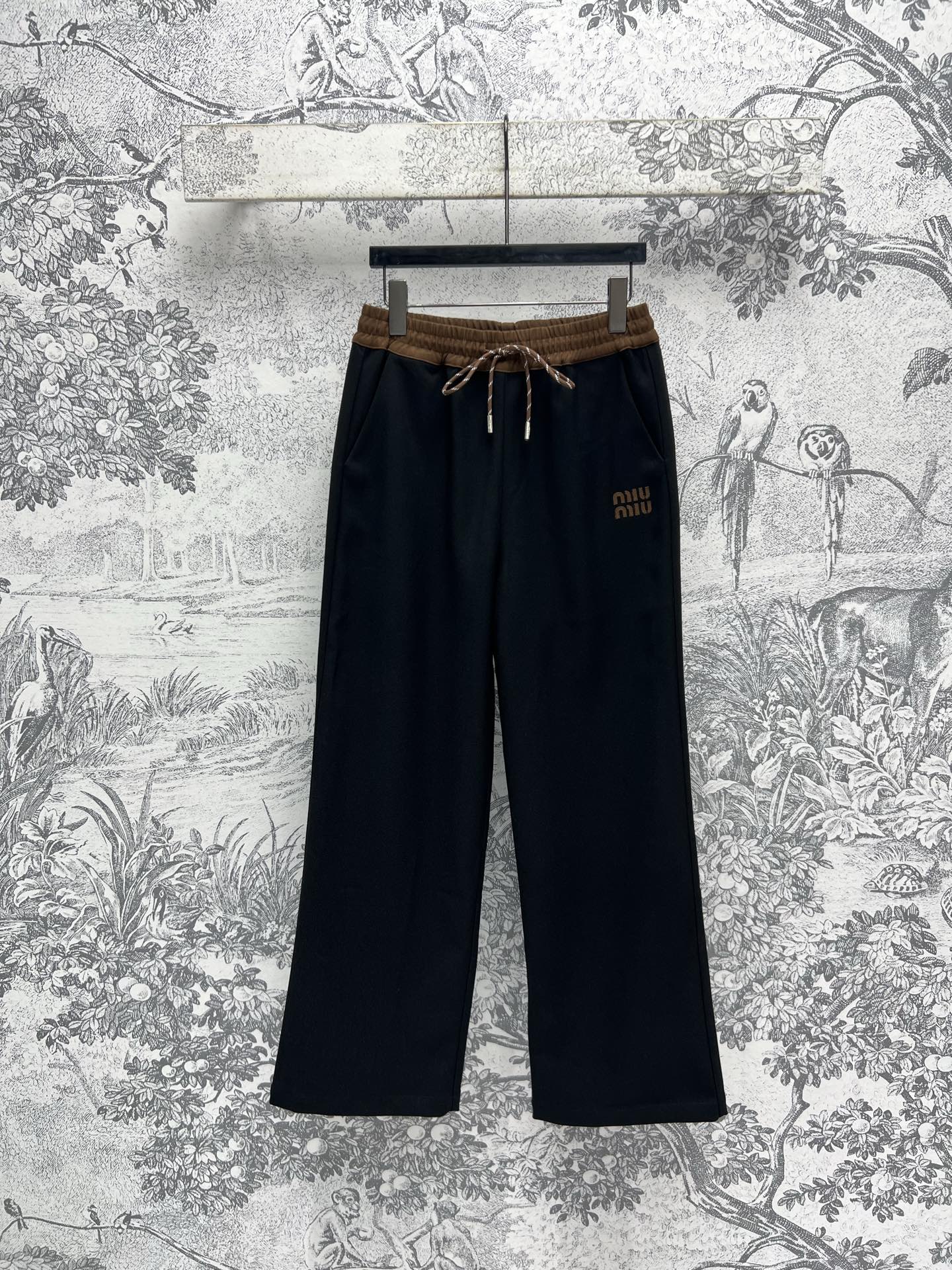 NO:317033,Miu 25 early spring new style, spliced ​​elastic waist casual pants, casual and comfortable pants, refreshing and versatile upper body, exquisite leather embroidered letter embellishment, elastic waist design, wide-leg pants are very practical, slim and comfortable, one color and three sizes SML,,miumiu,alexander wang19860909Miu 25早春新款 拼接松紧腰休闲裤 休闲又舒适的裤型 上身清爽百搭 精致皮革刺绣字母点缀 松紧腰身设计 阔腿裤型很实穿 显瘦又舒适一色三码 SML,,miumiu,alexander wang,Women's clothing