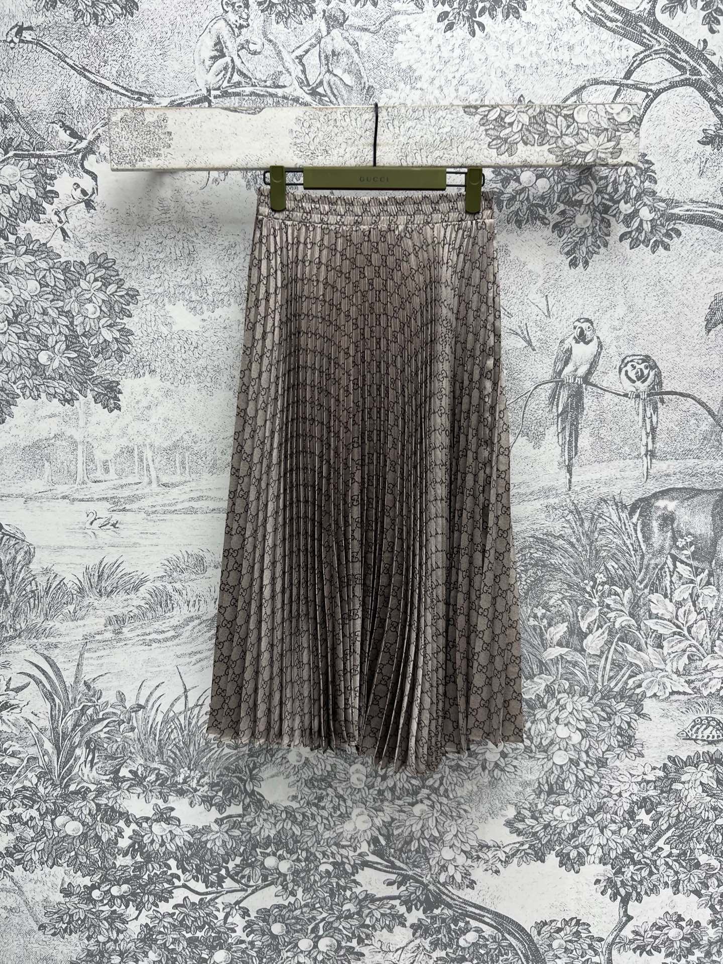 NO:317016,G Home 25 early spring new style, double G printed pleated skirt, elastic high waist design, high waist A-line pleated skirt, high temperature three-dimensional pleated craft, upper body looks slim and elegant, classic double G printed fashionable and eye-catching, the color is also very beautiful, one color three codes SML, gucci, skirts, alexander wang19860909G家 25早春新款 双G印花压褶半身裙 松紧高腰设计 高腰A字百褶裙摆 高温立体压褶工艺 上身显瘦又飘逸 经典双G印花时髦吸睛 颜色也很漂亮 一色三码 SML,,gucci,skirts,alexander wang,Women's clothing