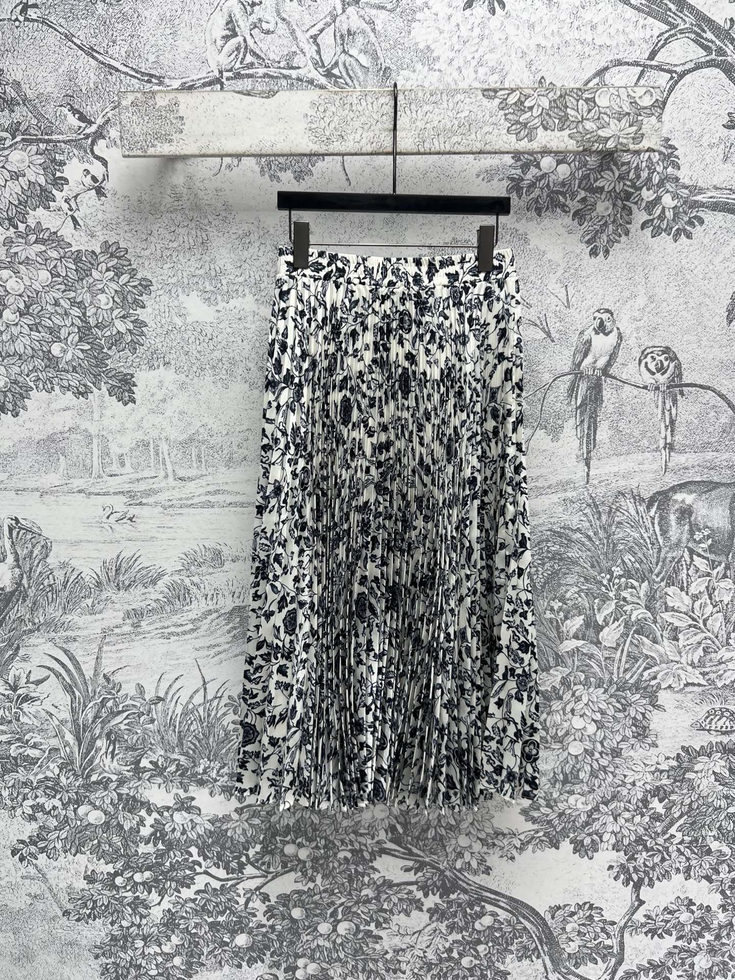 NO:317020,25 early spring new style floral printed pleated skirt creates eye-catching visual effect High-waisted A-line pleated skirt, super proportional feeling on the upper body, high-temperature shaped pleated pleated, essential items for spring and summer, various sweaters, suits are very OK, one color and three codes SML, skirts, sweaters, alexander wang1986090925早春新款 花卉印花压褶半身裙 打造吸睛视觉效果 高腰a字褶裙摆 上身超显比例感 高温定型压褶皱 春夏必备的单品搭配 各种毛衣 西服都很ok 一色三码 SML,,skirts,sweaters,alexander wang,Women's clothing