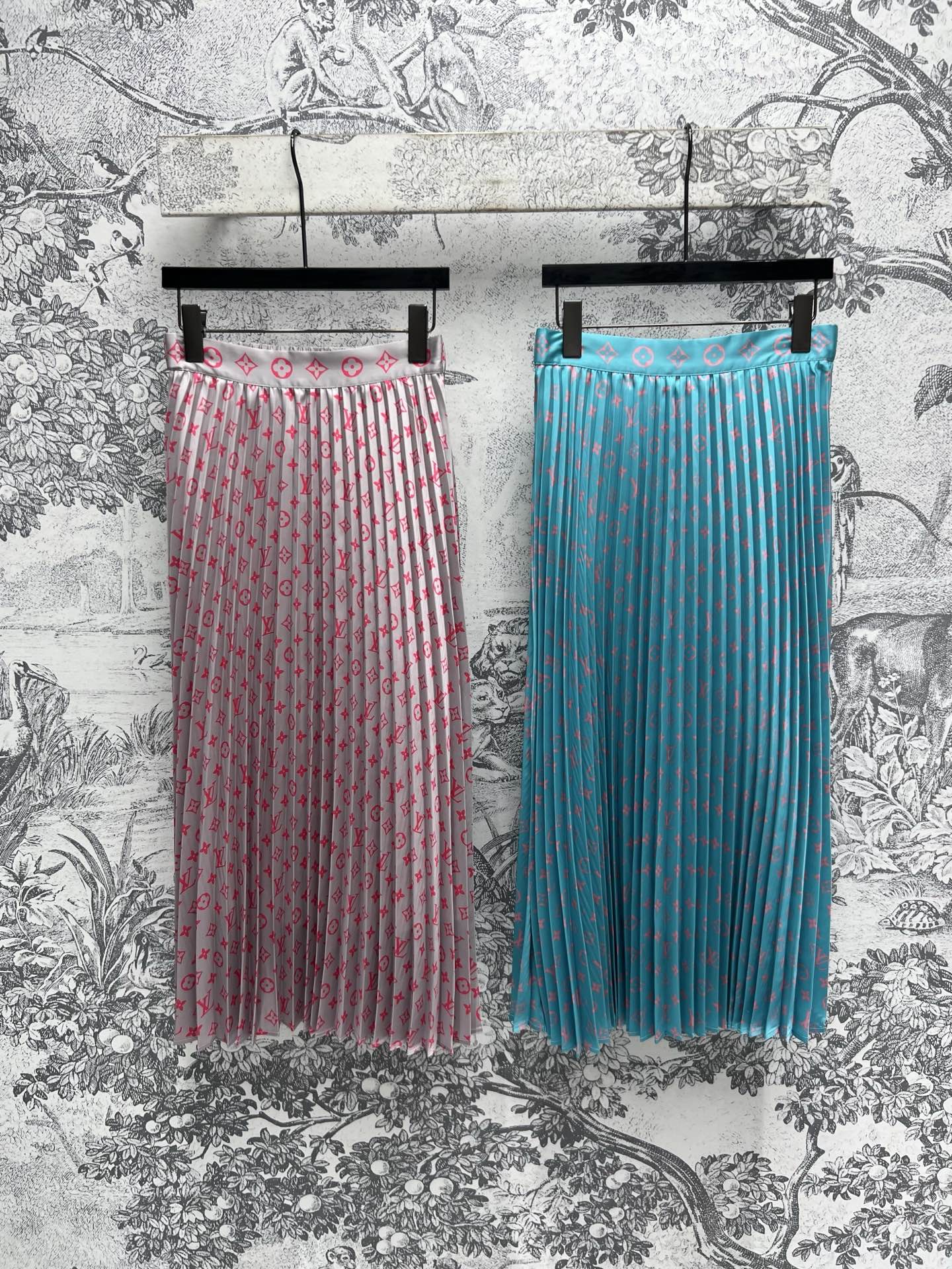 NO:317054,L Home 25 early spring new style, presbyterian printed pleated skirt, high-waisted A-line large skirt, material will reach three meters of fabric, high-temperature fixed pleated slanting, presbyterian printed on the screen is elegant and atmospheric, wear long legs in one second, a must-have single artifact for spring and summer, visual sense is also very eye-catching, two colors and three codes SML,,louis vuitton, skirts,alexander wang19860909L家 25早春新款 老花印花压褶半身裙 高腰a字大裙摆 用料将达三米面料 高温定型压褶摆边 满屏老花印花优雅又大气 一秒穿出大长腿比例 春夏必备的单品神器 视觉感也很吸睛 两色三码 SML,,louis vuitton,skirts,alexander wang,Women's clothing